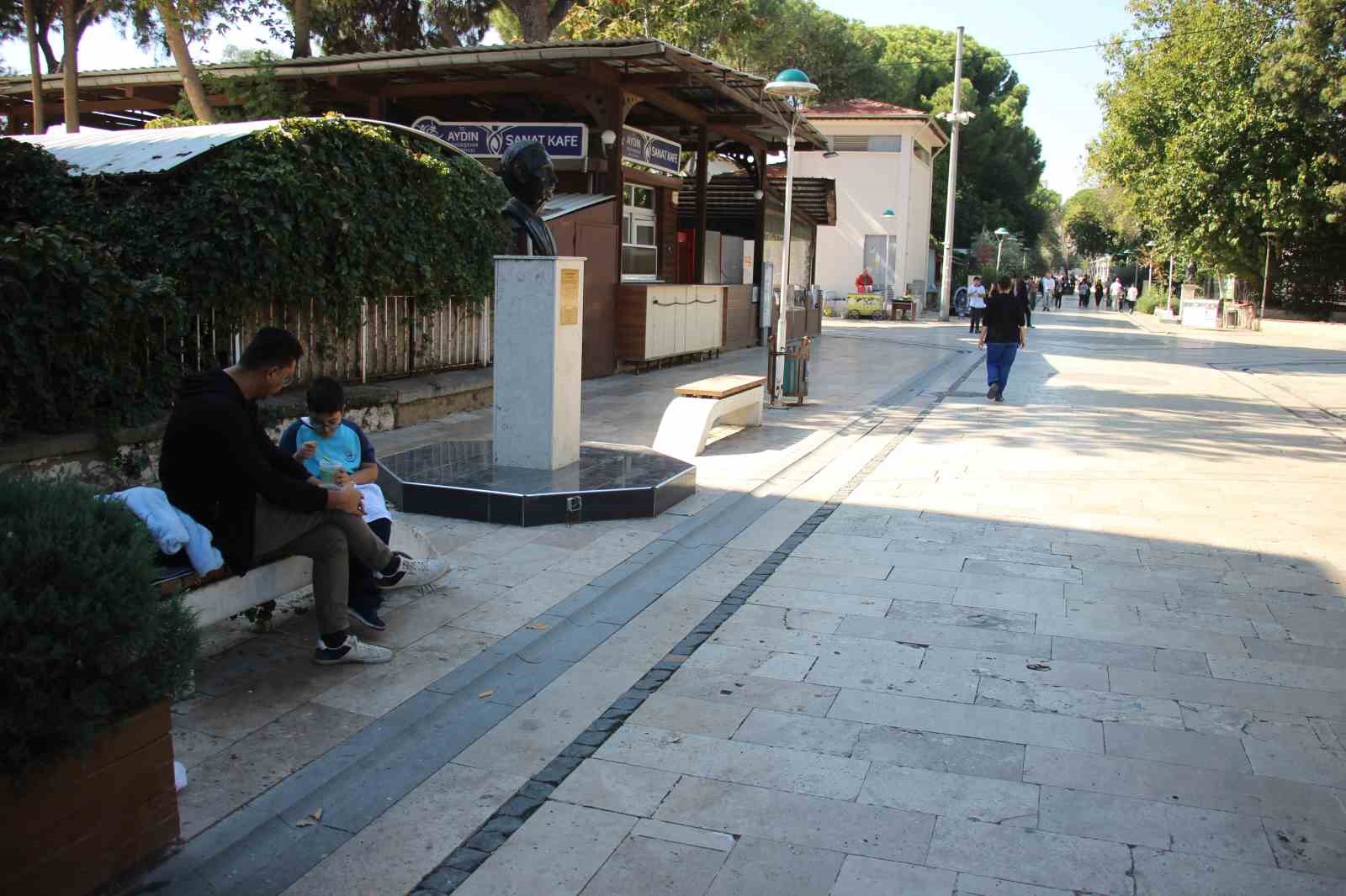 Aydinda Ilginc Manzara Okul Yemekhanesine Alinmayan Ogrenciler Ogle Yemegini Sokakta Yemek Zorunda Kaliyor 920Fc5A8B146Daa8A732Fae878Ba5A5A