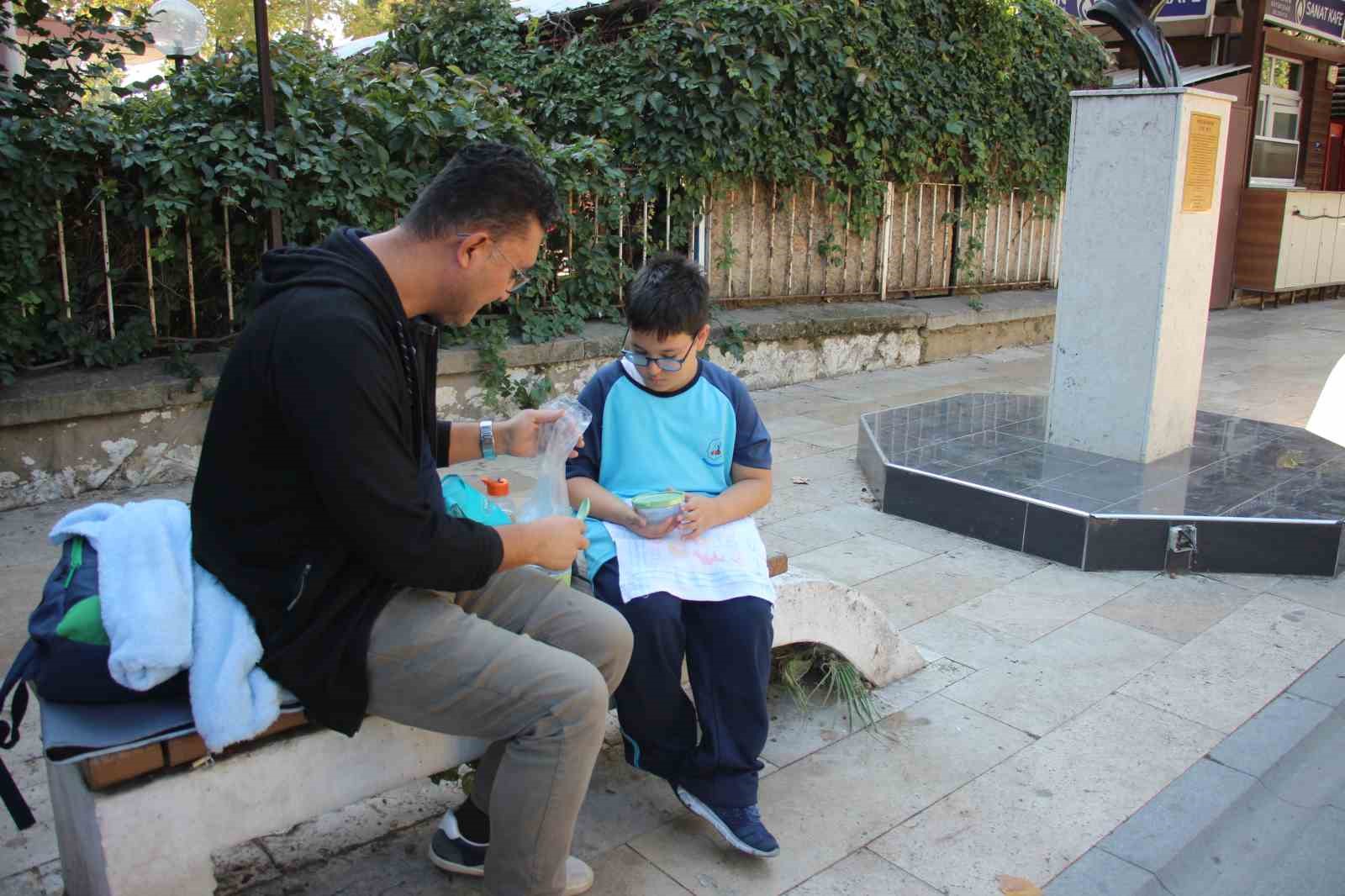 Aydinda Ilginc Manzara Okul Yemekhanesine Alinmayan Ogrenciler Ogle Yemegini Sokakta Yemek Zorunda Kaliyor E53612Fd9Ea029Bfb6C1B2728F292Dce