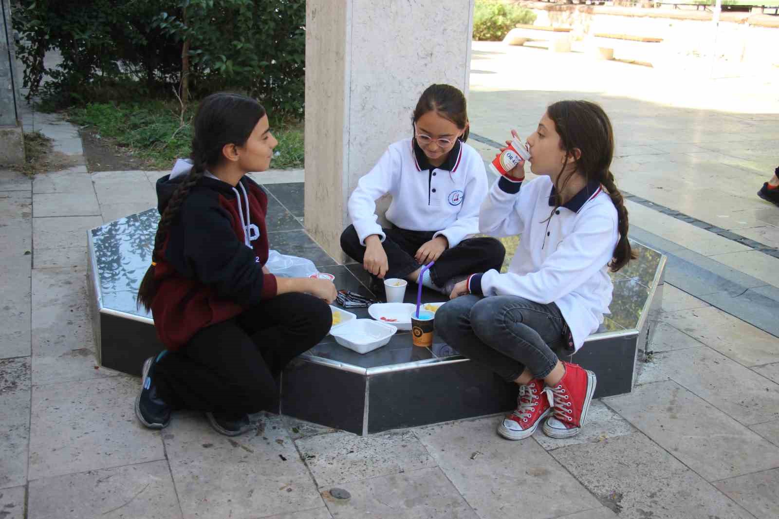 Aydinda Ilginc Manzara Okul Yemekhanesine Alinmayan Ogrenciler Ogle Yemegini Sokakta Yemek Zorunda Kaliyor E5Fcddac6A4987Aa6E609B195B3530E9