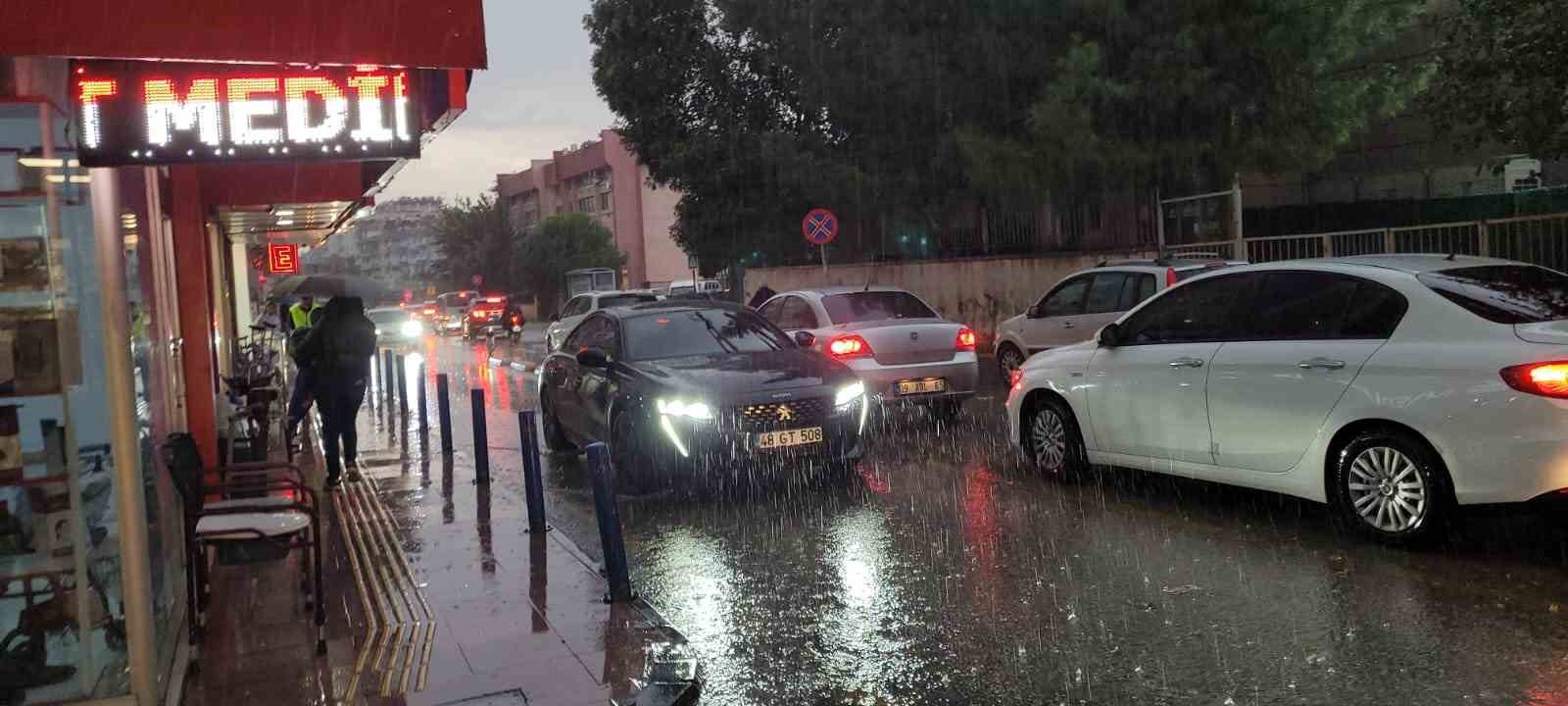 Aydinda Saganak Yagmur Yollari Dereye Cevirdi 8D2C25Cfb14E10730C66014Cfaae4110