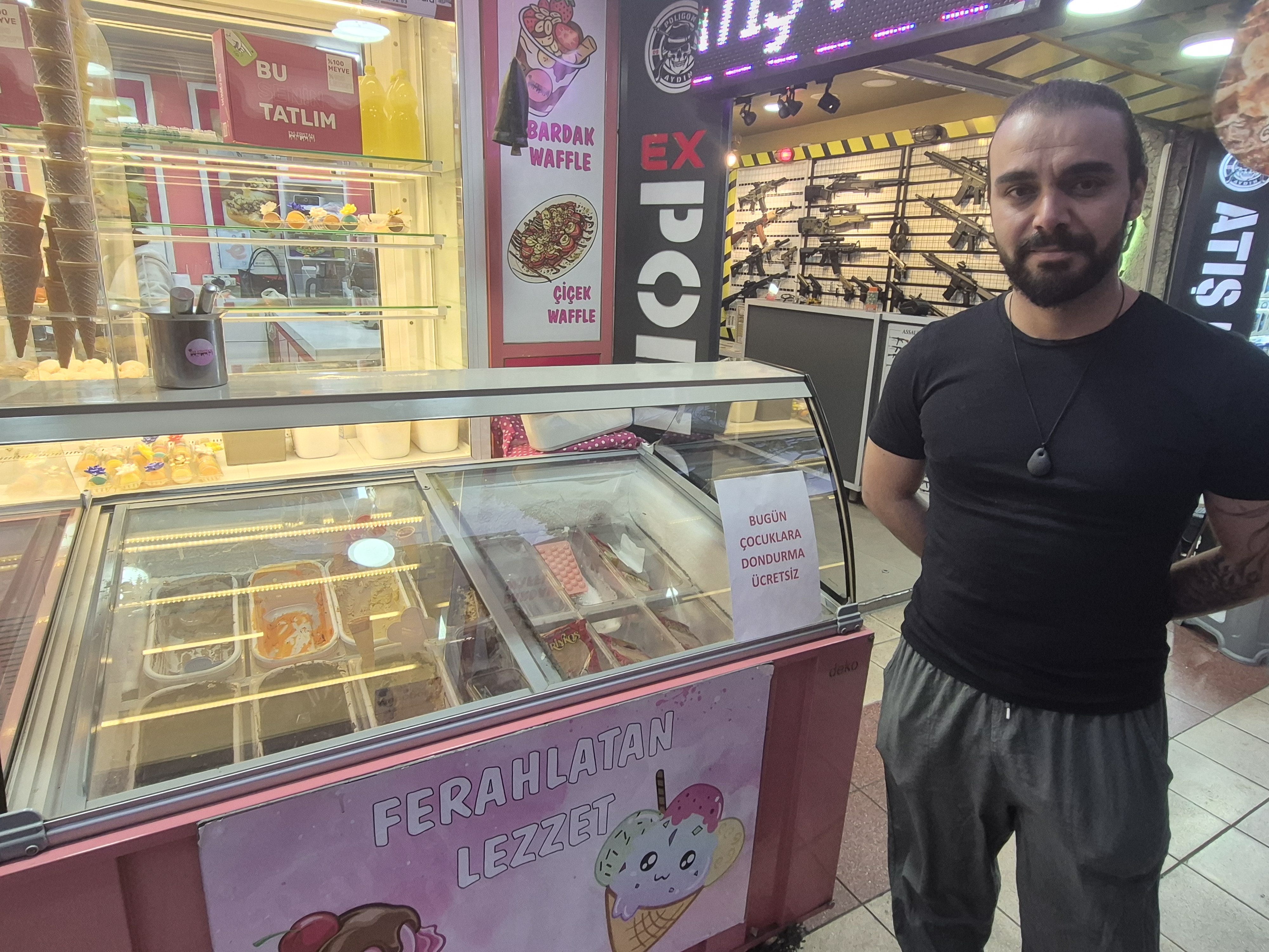 Aydinli Esnaftan Ornek Davranisisletmesindeki Dondurmalari Cocuklara Dagitti 606101 6F7D1Ea8F88Efe0E3Ad268210F6C3Def (1)