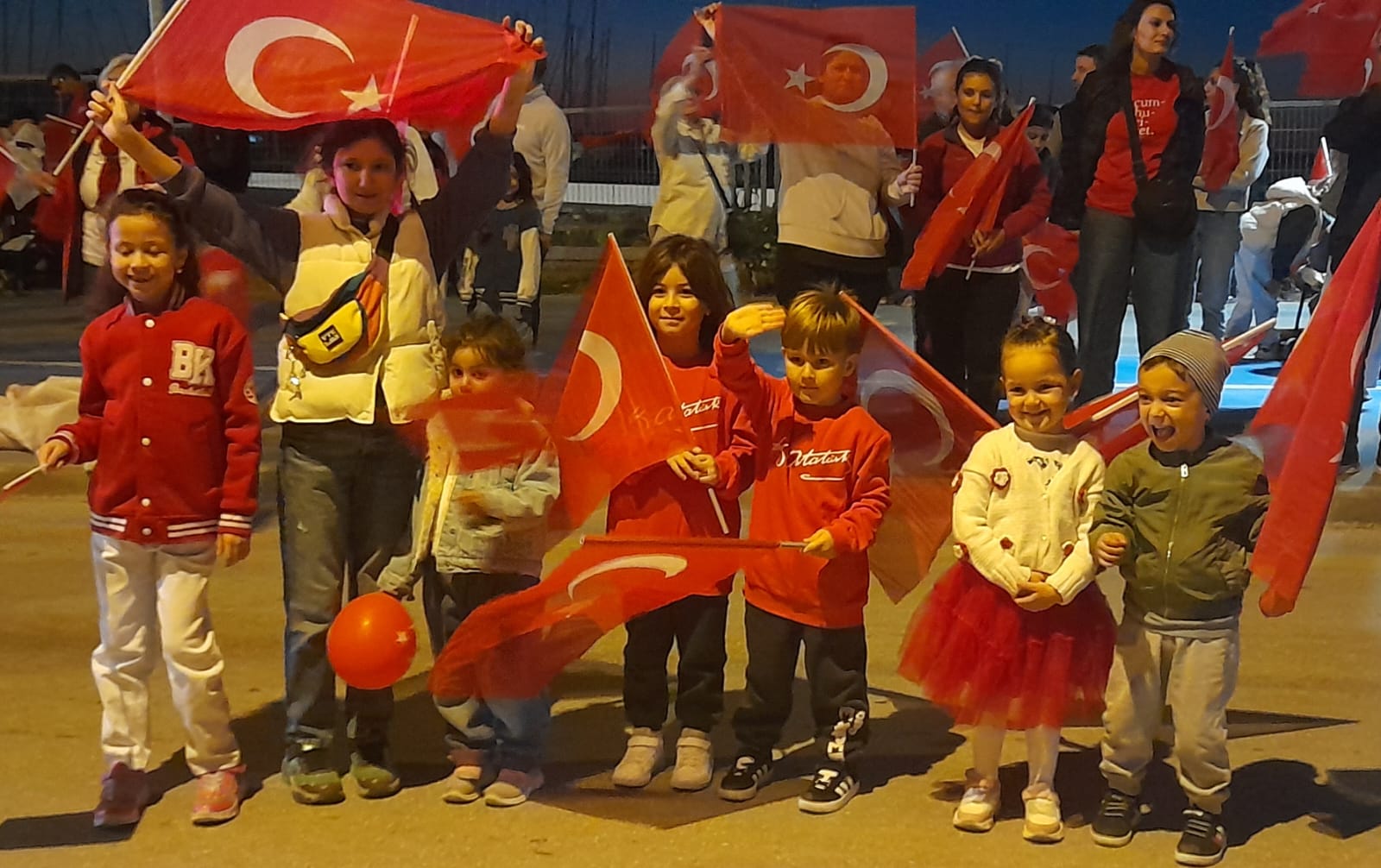 Cumhuriyet Coskusu Kusadasinda Sokaklara Tasti 610420 6F231B9A32B49B1D80F3A967329Eb7Cd