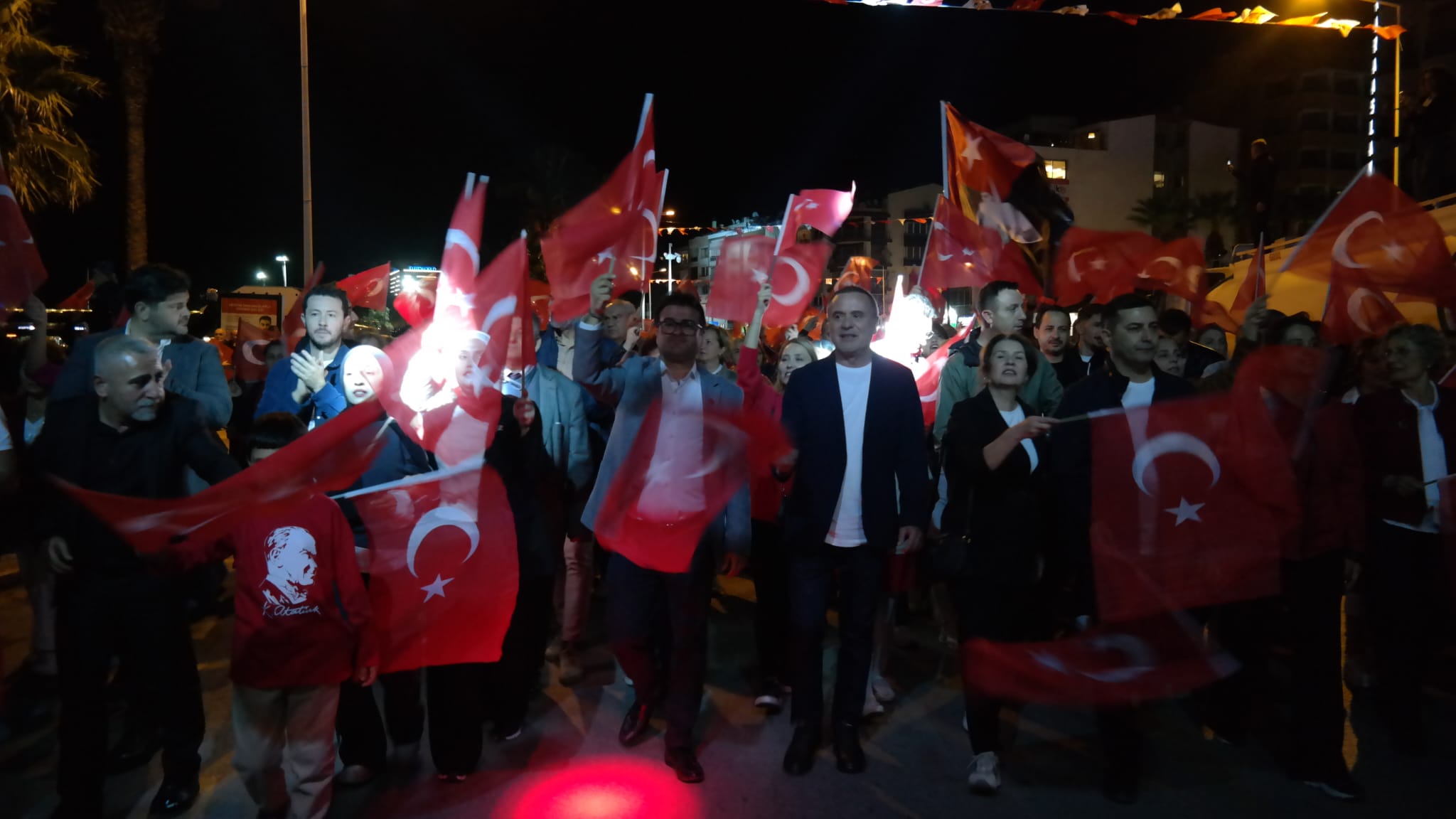 Cumhuriyet Coskusu Kusadasinda Sokaklara Tasti 610420 797181F717304Edeee20862C62B5Ac39