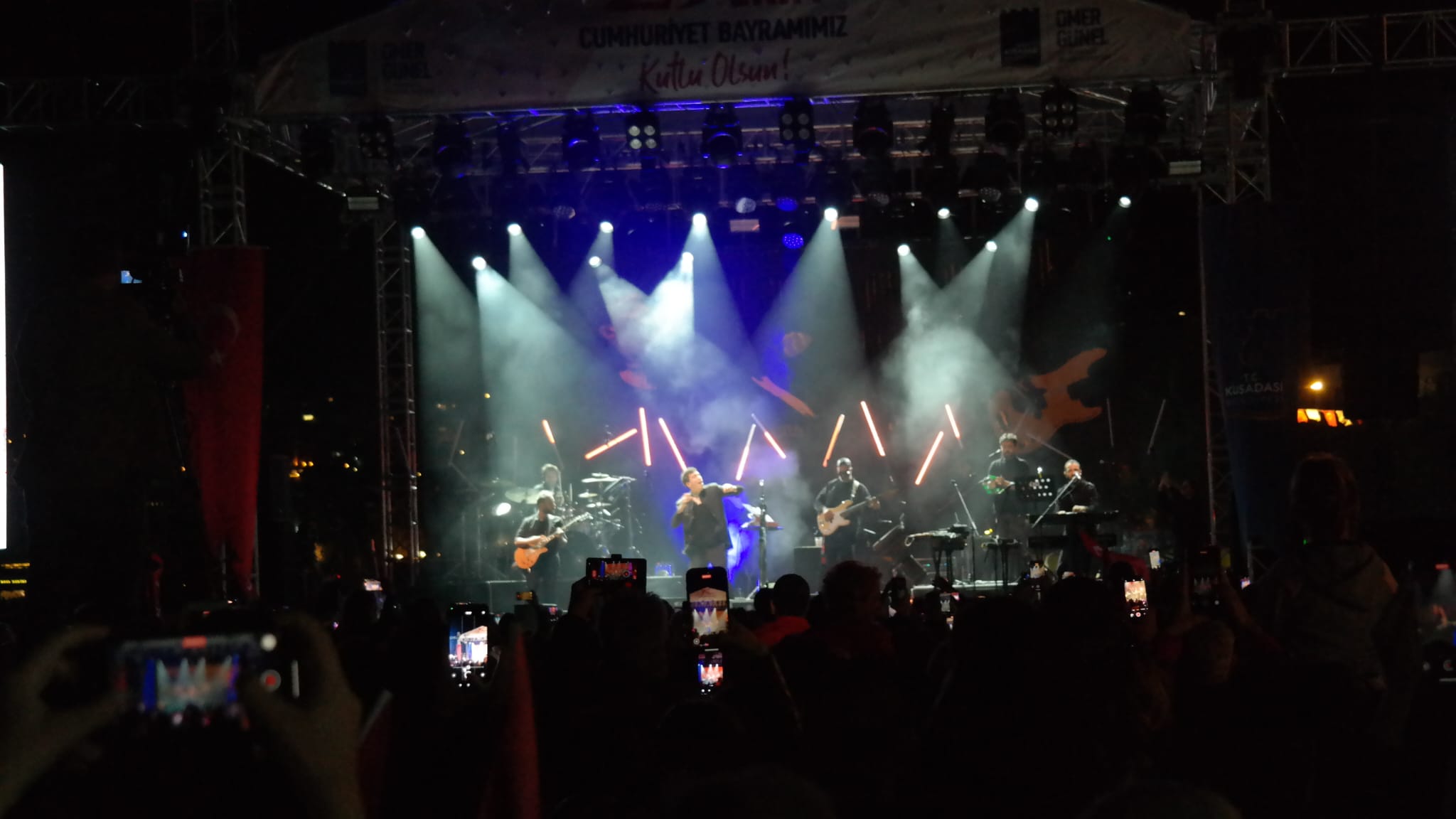 Cumhuriyet Coskusu Kusadasinda Sokaklara Tasti 610420 B3036A72910710C6Fb5B690B21A0Abcd