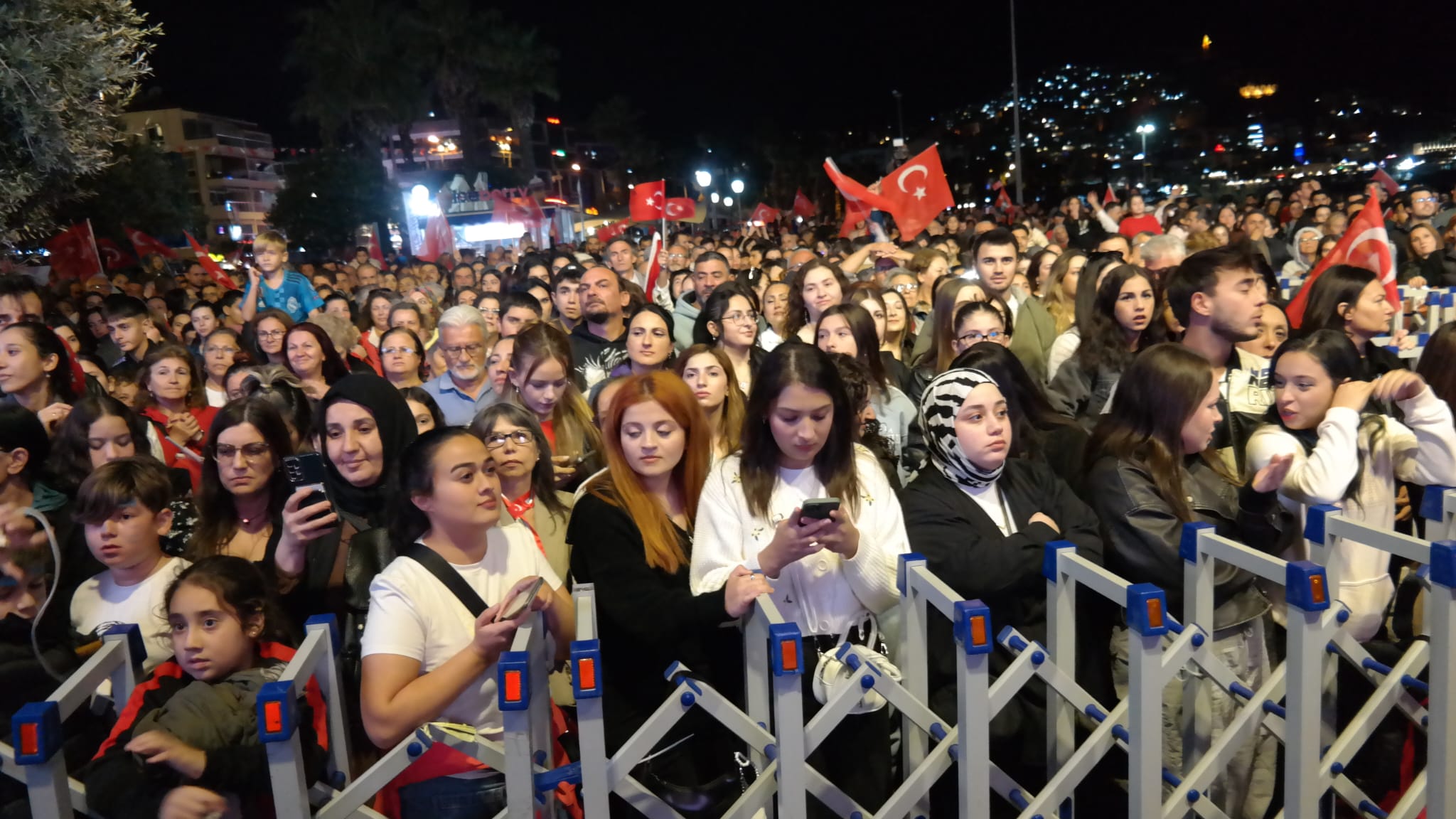 Cumhuriyet Coskusu Kusadasinda Sokaklara Tasti 610420 C3A42Ade9A036Cfbba9682E3904407Af