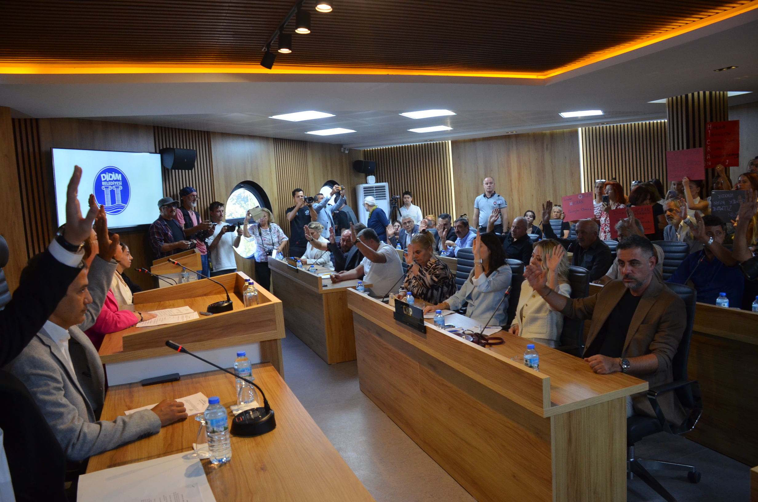 Didim Meclisinde Arac Alimi Oylamasinda Sinirler Gerildi 603457 8Fc2387B9B2673Ca15F6A56D256Ae829