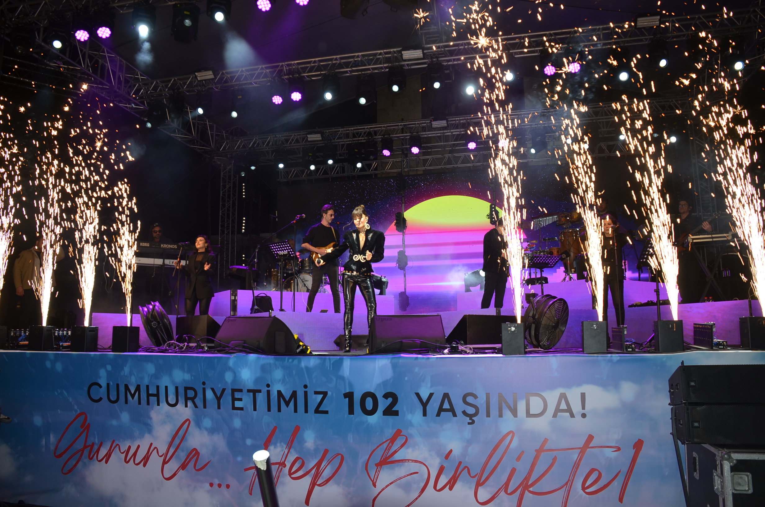 Didimde 29 Ekim Coskusu Simge Konseriyle Kutlandi 610416 Cfbfb92F1A1Bc21D3122A09Accff4473