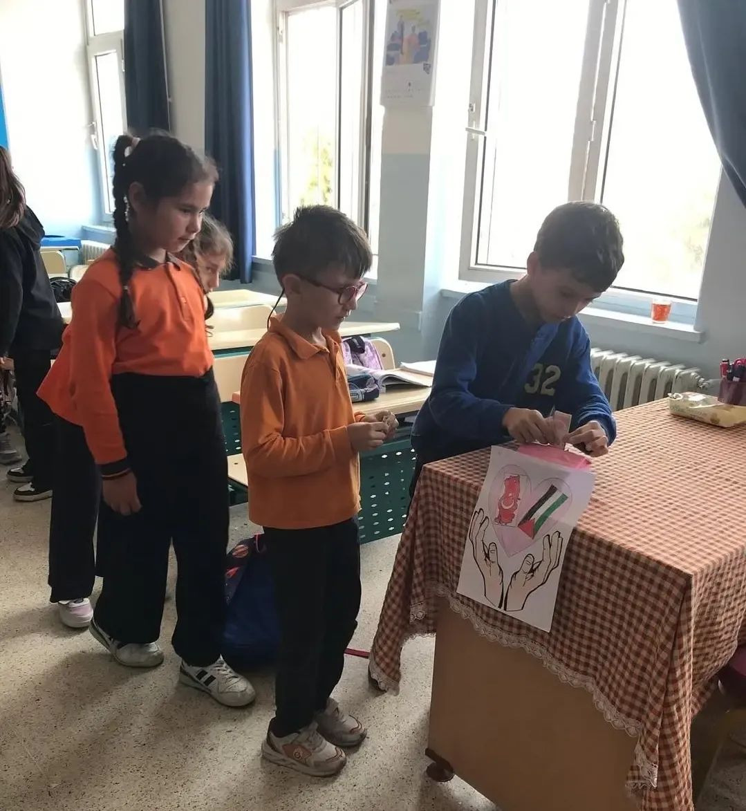 Didimli Ogrencilerden Gazze Icin Seferber Temali Kumbara Etkinligi 609286 06E6Bbd9F379307584C3Fd1324C1E199