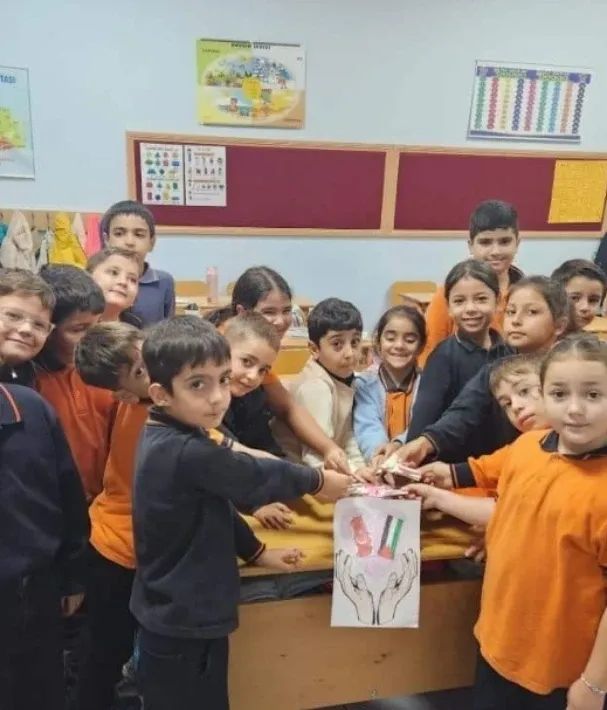 Didimli Ogrencilerden Gazze Icin Seferber Temali Kumbara Etkinligi 609286 5Aad0524087B48Ec584C11D68Be97894