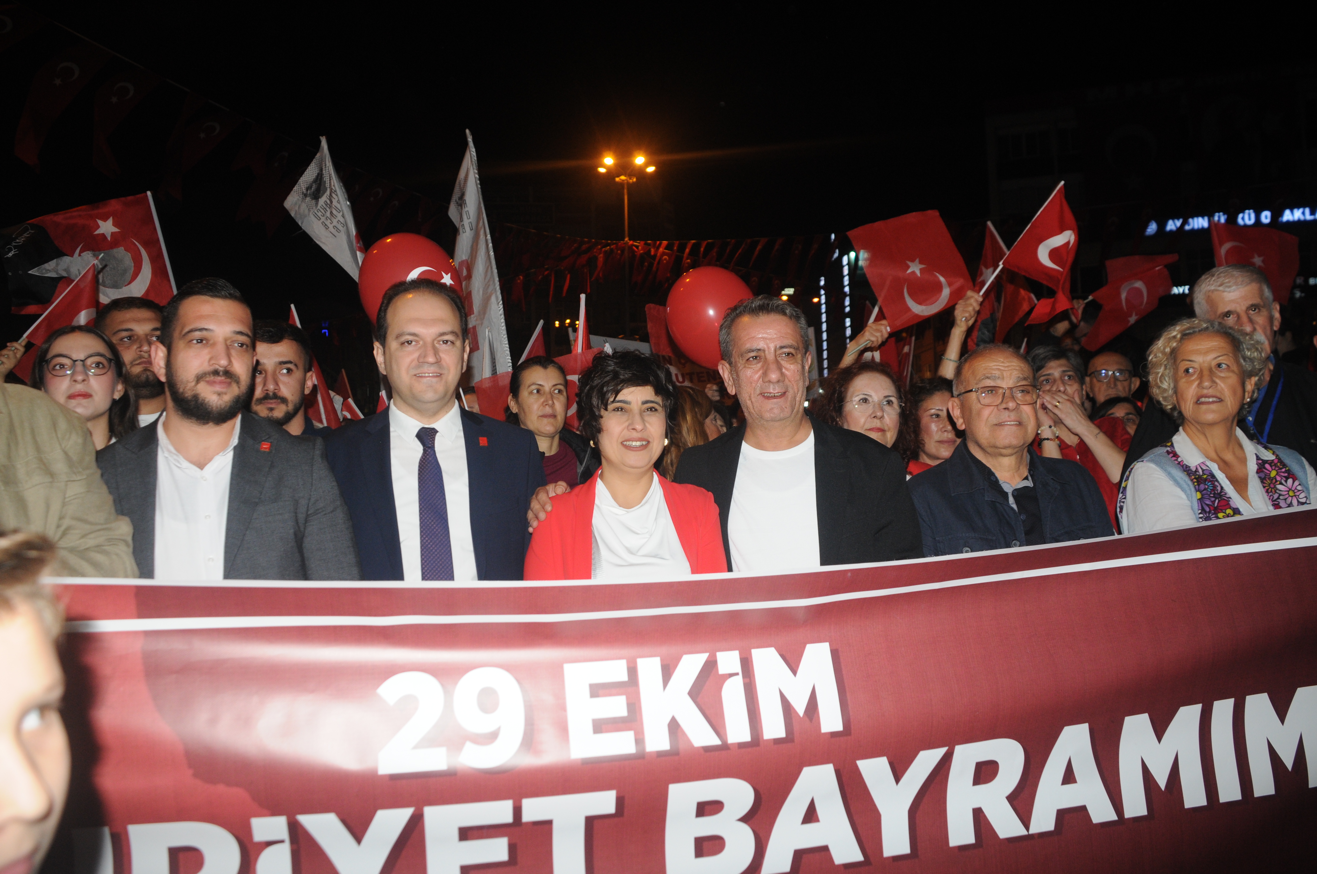 Efelerde Cumhuriyet Icin Yuruduler 610408 D34F2E3437545979Ca4307A2B40843E1