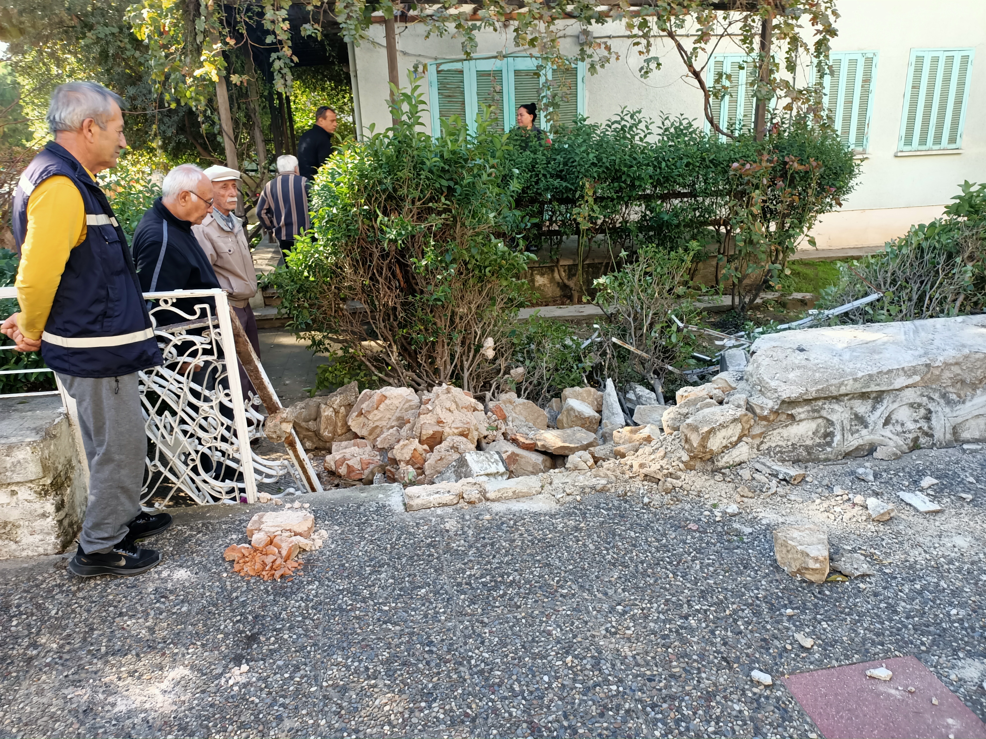 Freni Tutmayan Minibus Villaya Daldi Villanin Sahibi Saskina Dondu 610494 9Bd0648B862745Cbbf3B84613Ee66A0D