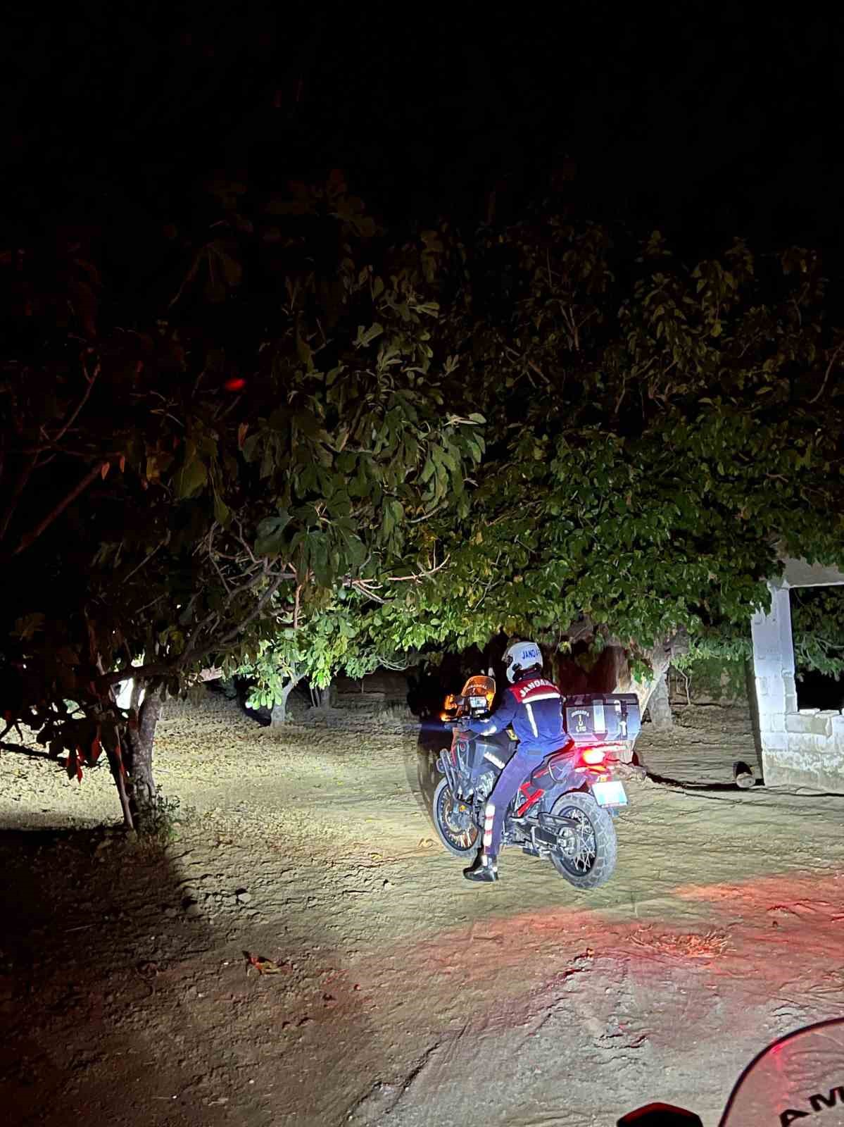 Germencikte Jandarma Incir Hirsizliklarini Onlemek Icin Sahada 02D8Df0847Fb0089Cab311Cc491A1346