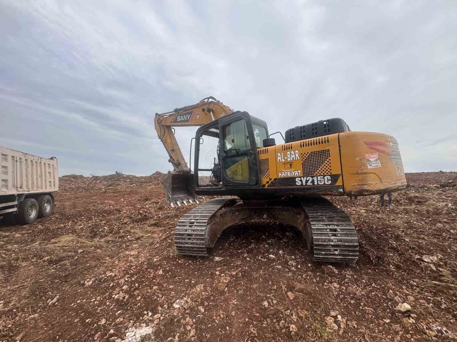 Hazine Arazisinde Izinsiz Kazi Yaptilar Jandarmadan Kacamadilar 898A5F30850Dc96B1C49843279670158