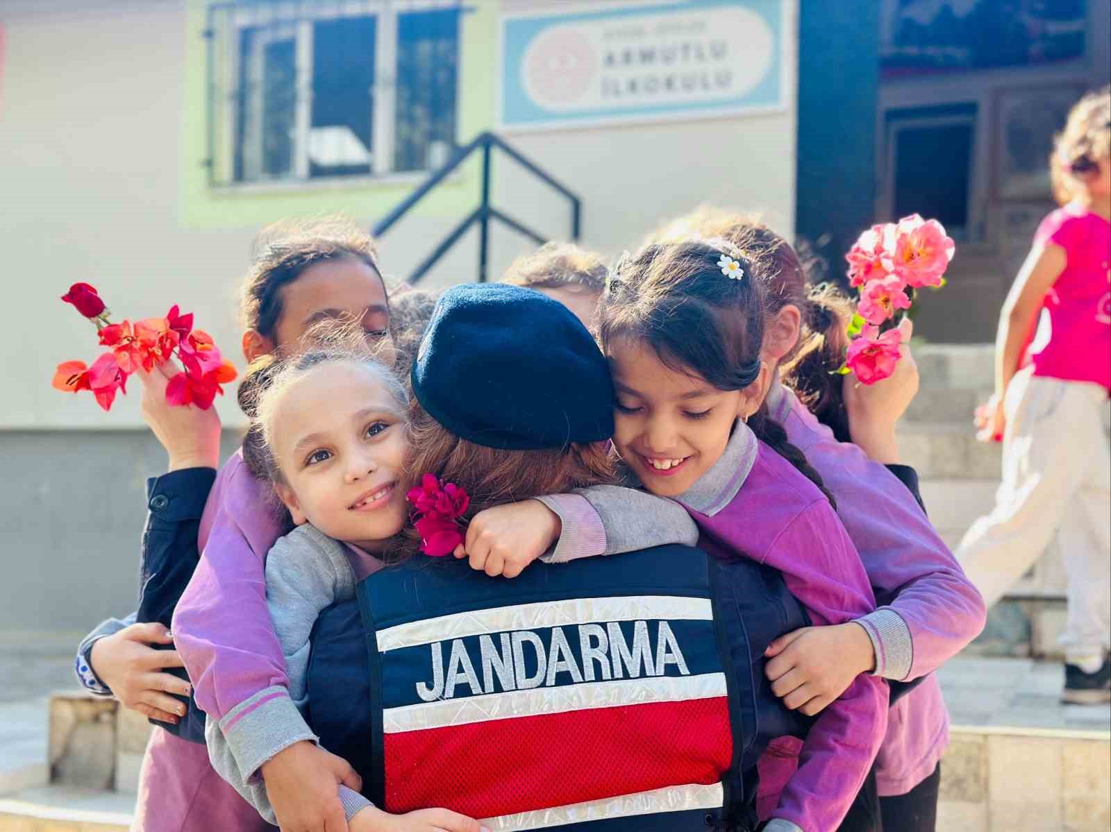 Jandarma Kiz Cocuklarini Unutmadi 0E4C630A543E628Da36980Cb97762Bc9