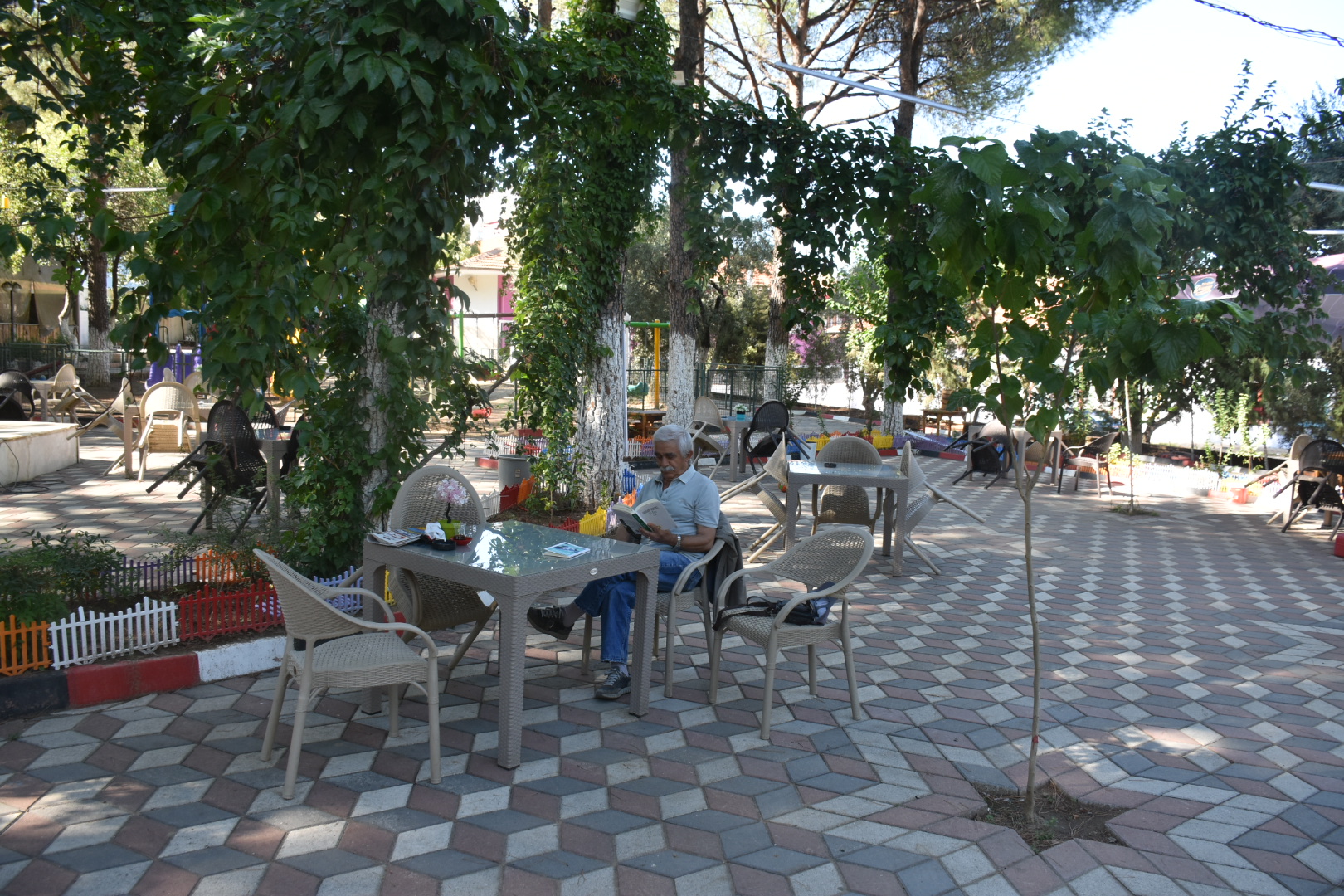 Karacasuda Emekli Ogretmen Kitap Okuma Sevdasiyla Ornek Oluyor Cok Test Cozen Degil Cok Okuyan Basarili Olur 607857 Af0Aaead3D64Eabe416F8652C4E3D11C