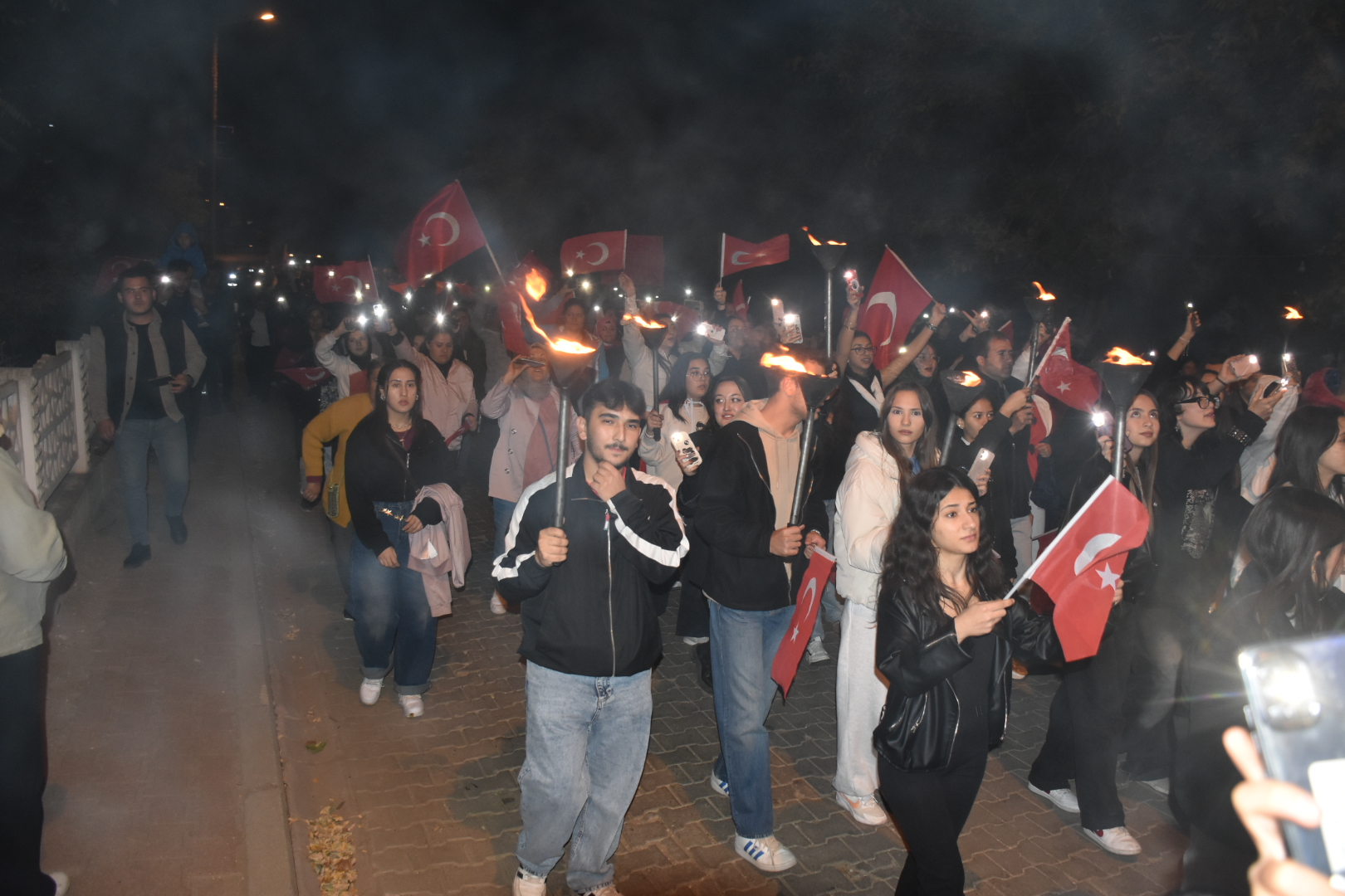 Karacasuda Geceyi Cumhuriyet Coskusu Aydinlatti 610428 13F2C29Dd0Cfc9508B4Dc5251B934D61