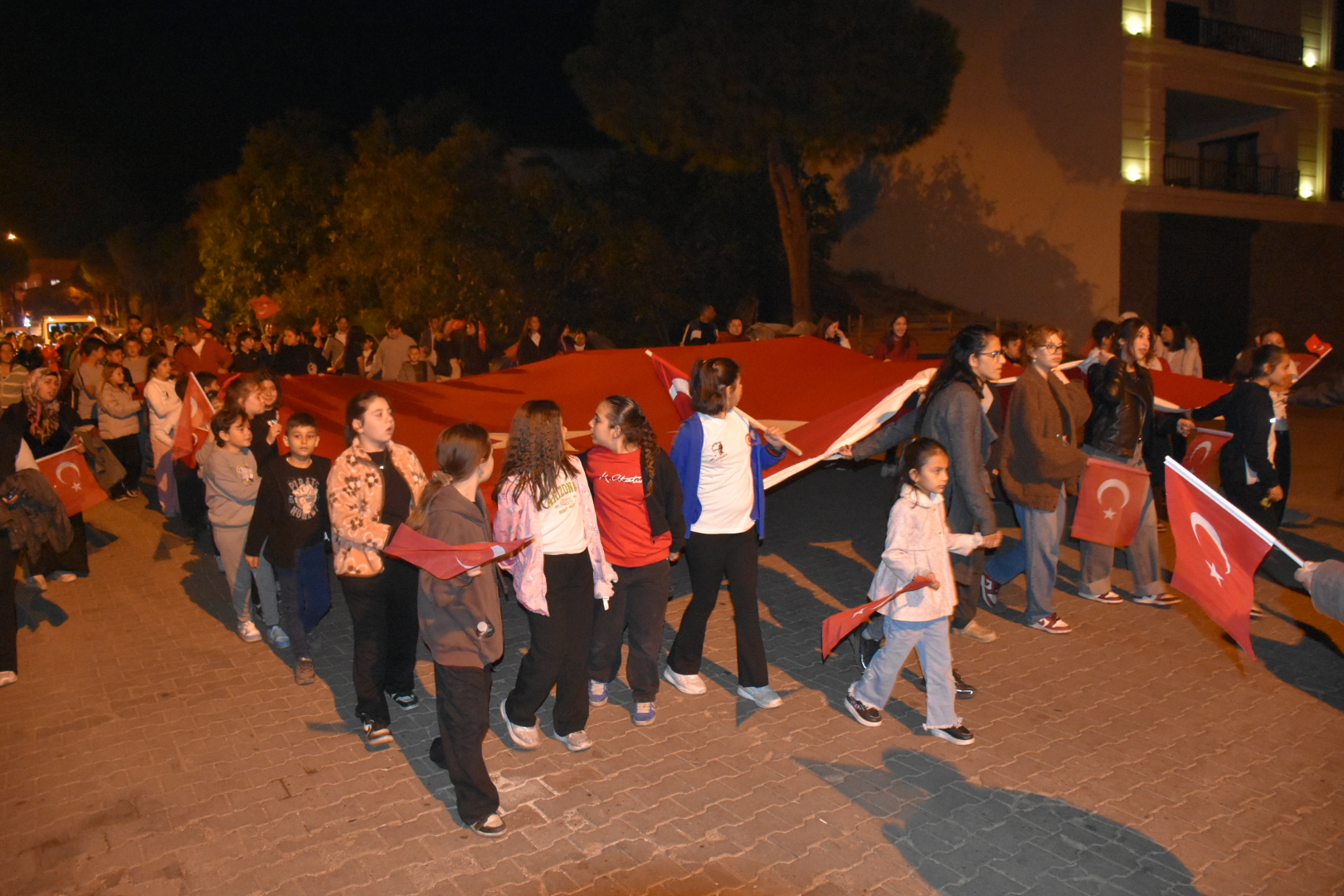 Karacasuda Geceyi Cumhuriyet Coskusu Aydinlatti 610428 40Afaf32F9C16F3373C3E5Aa5Aad7029