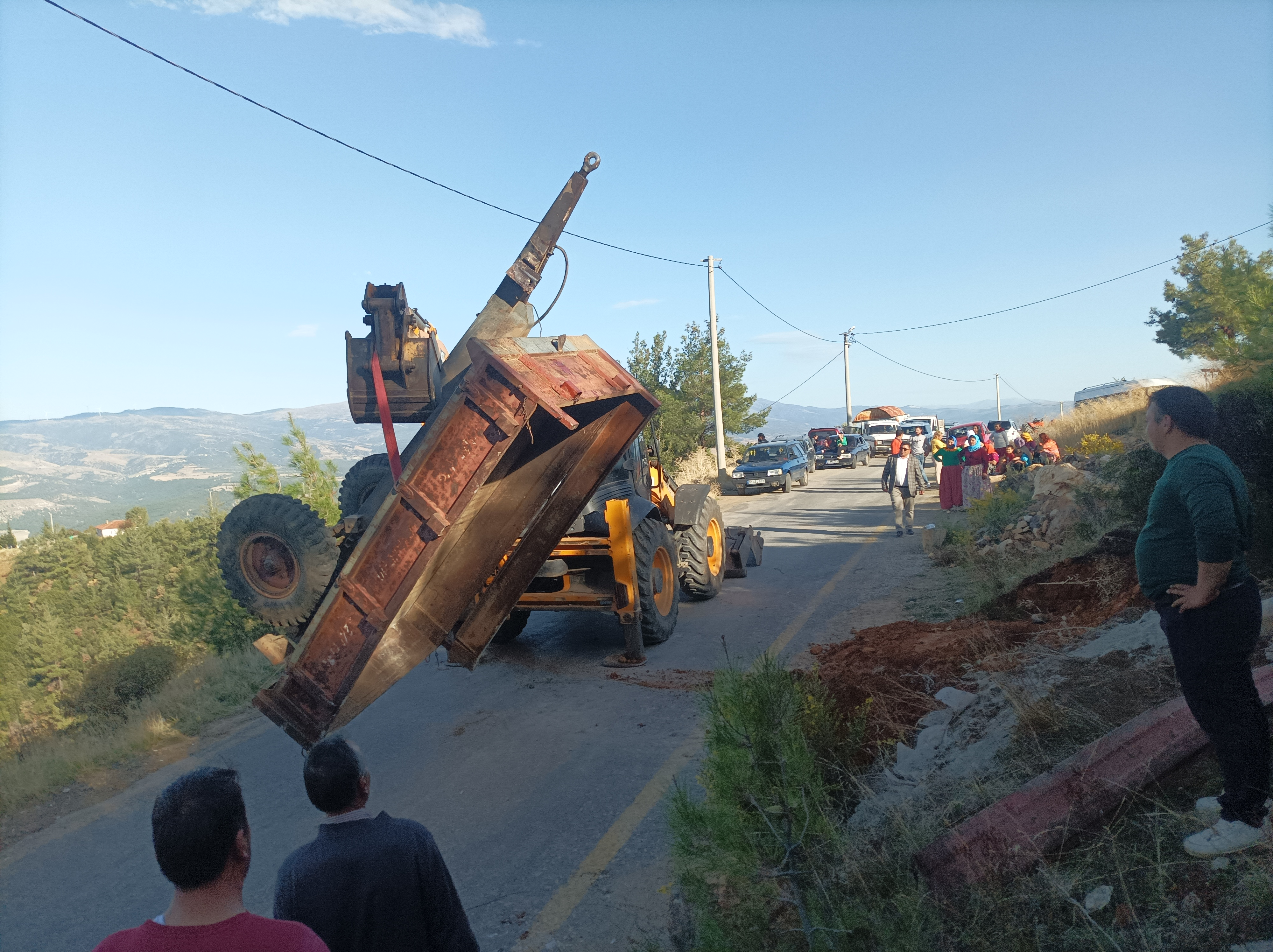 Karacasuda Traktor Ucurumdan Uctu Kurtarma Calismasi Yurekleri Agza Getirdi 609908 1F31D3405075610B76E3000Fa8F0C5Be