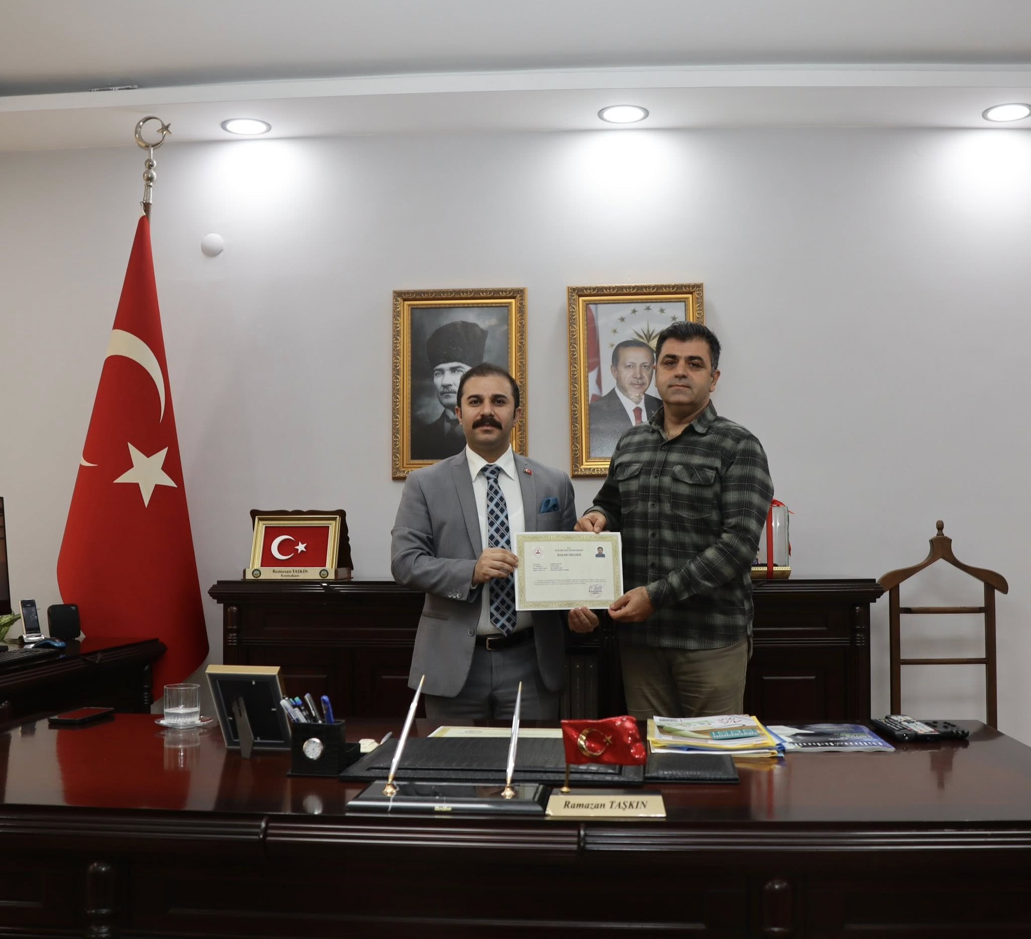 Kocarlida Asayis Basarisina Odul Kaymakamdan Amir Ve Komutana Basari Belgesi 605606 77D675C7460F168E8F017B031Ff04A63