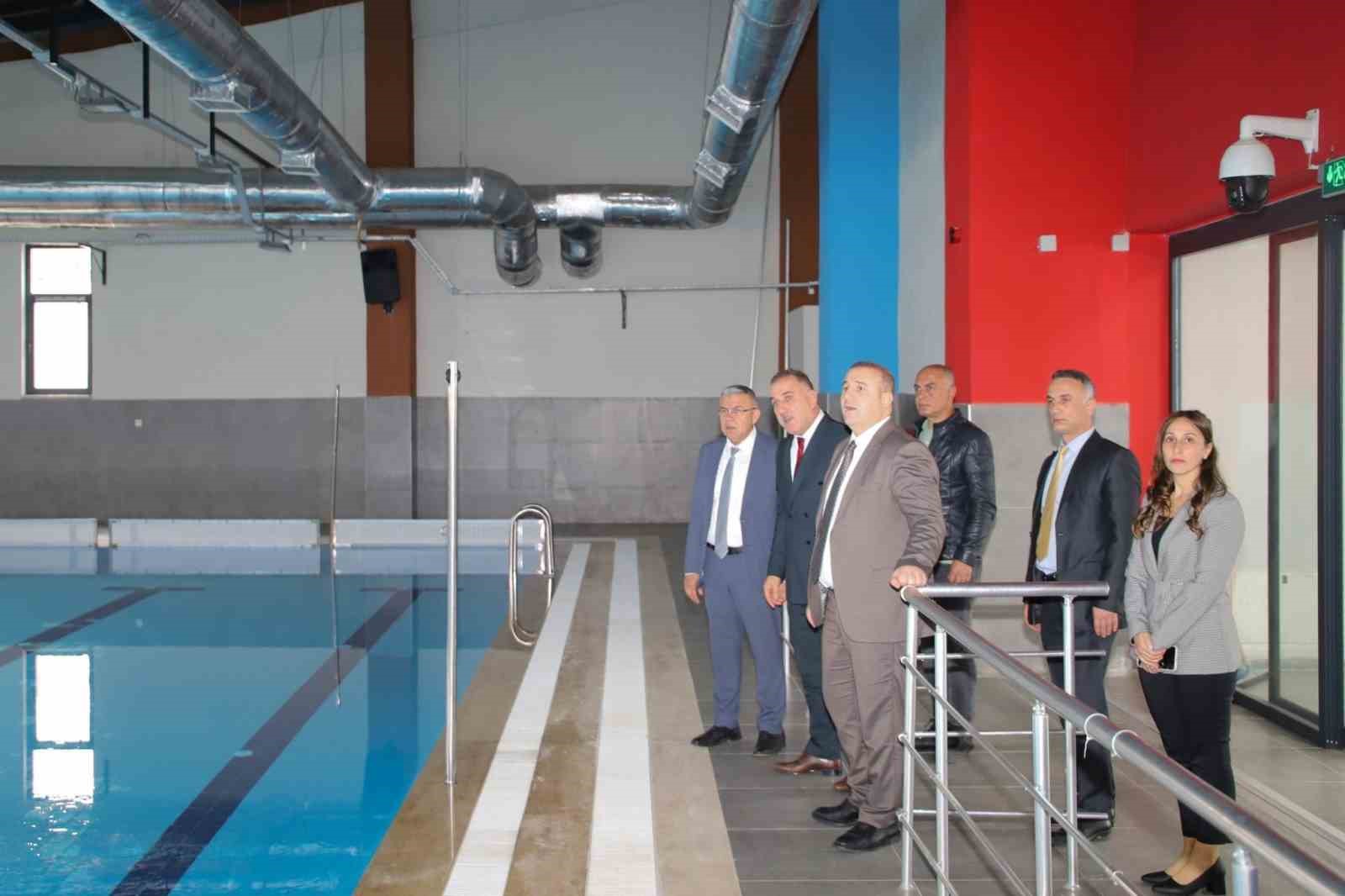 Kosk Yuzme Havuzunu Incelediler Cda48D65Fc1Da133D71Fd4Be0E990Ef5