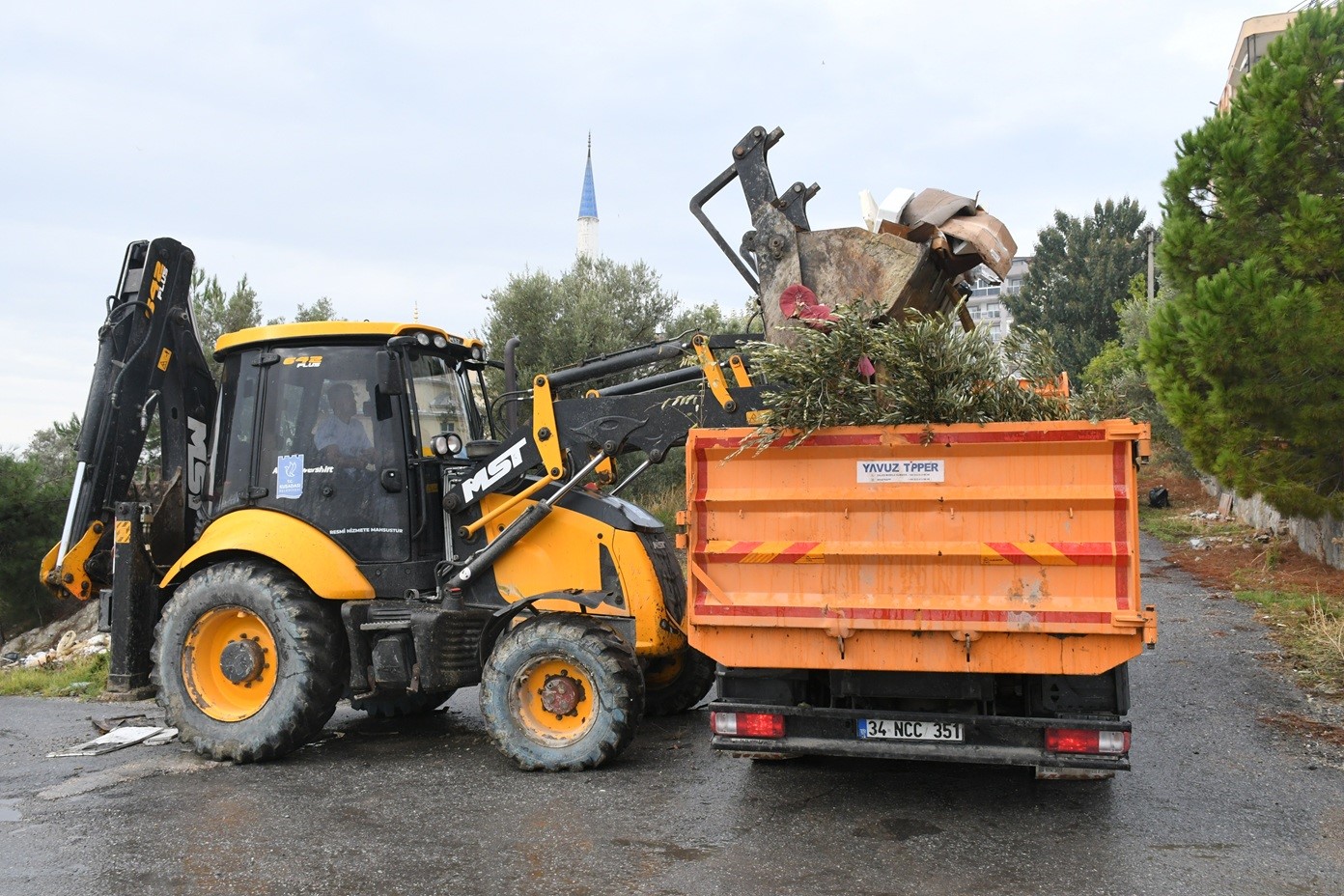 Kusadasinda Metruk Binanin Cevresindeki Atiklar Temizlendi 65Bf8158D86B0E33C1E96B4D44953572