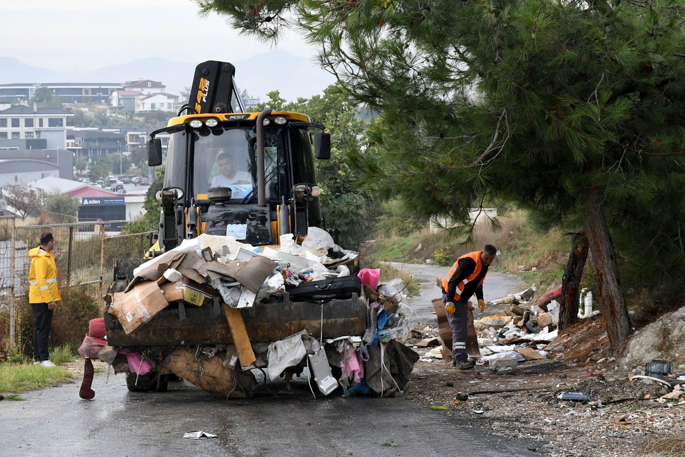 Kusadasinda Metruk Binanin Cevresindeki Atiklar Temizlendi A0Ce8F6F169995241Ffbe4626Cc6Ecf6