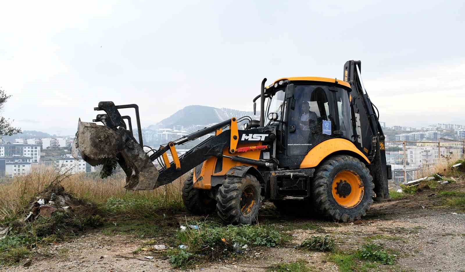 Kusadasinda Metruk Binanin Cevresindeki Atiklar Temizlendi Cfd8B327218D1Fcc8A65A1F8245B58Ce