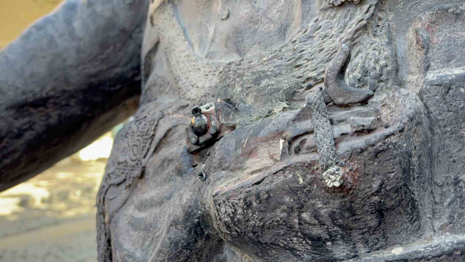 Yunanlilari Kendi Silahlariyla Vuran Ismail Efenin Heykelindeki Kama Calindi F67759Fc21E4A7D01D074Ac9351183E7