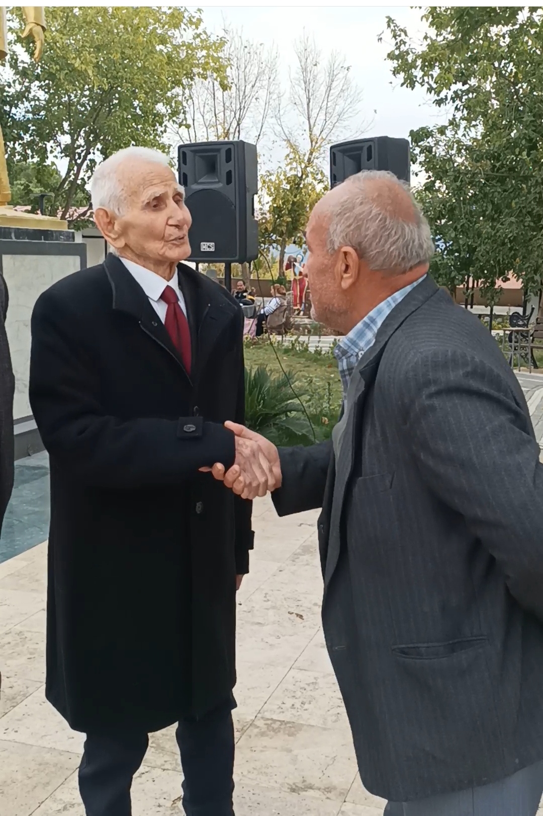 91 Yasinda Ogretmen Ile 70 Yasindaki Ogrencisinin Duygusal Bulusmasi 616009 Be1C4387A7De9D3447B13C22175844E2