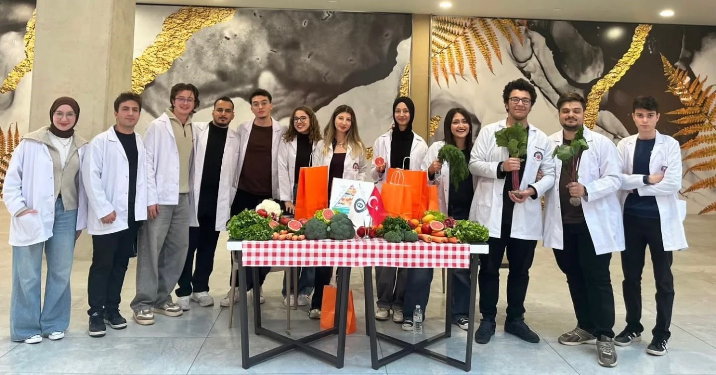 Adu Tip Fakultesi Ogrencilerinden Saglikli Beslenme Farkindalik Etkinligi 44Bdc14Bd63E5E375403F228991437Ec