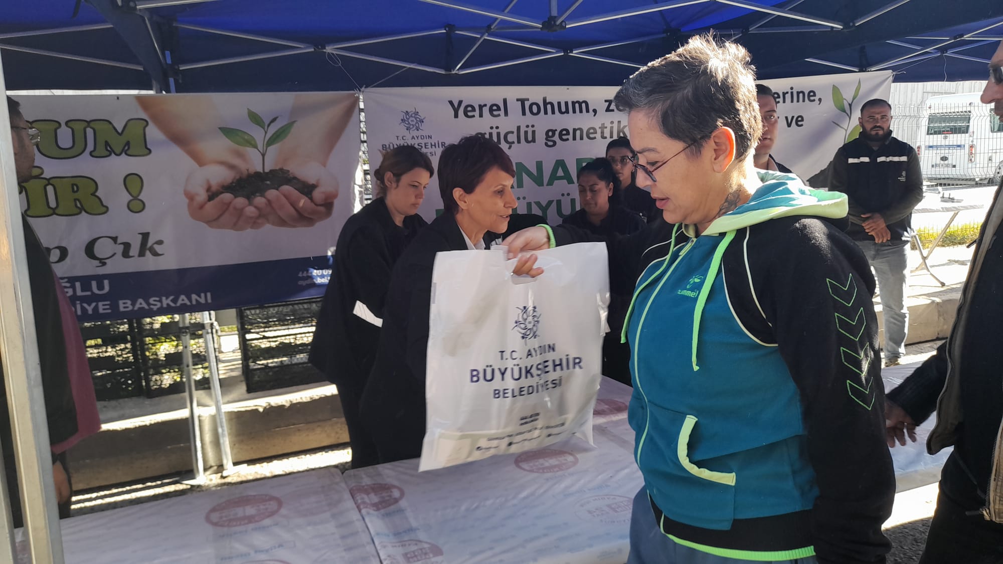 Aydin Buyuksehir Kusadasinda Ata Tohumu Fidesi Dagitti 614045 22F6A059B175575Ac66C1Df374F1F252