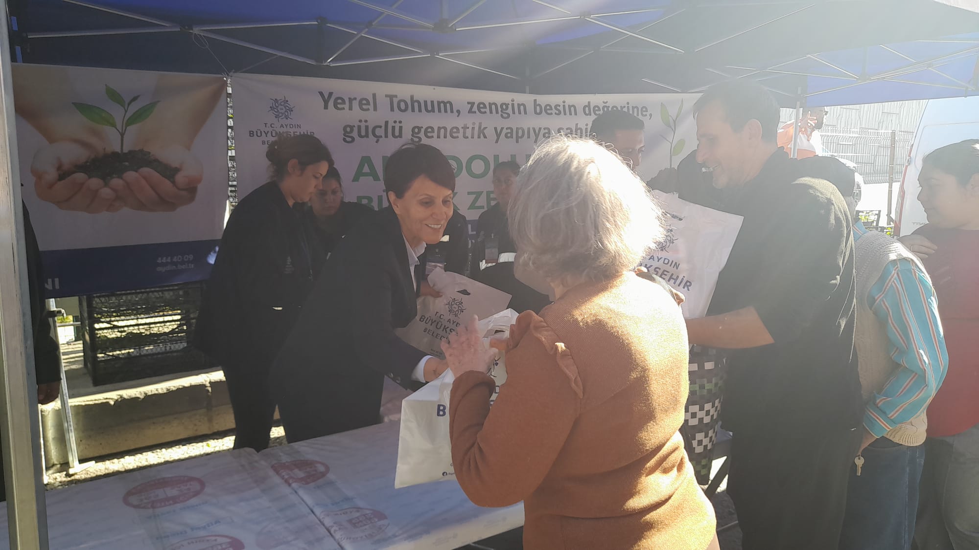 Aydin Buyuksehir Kusadasinda Ata Tohumu Fidesi Dagitti 614045 C467B2Acfc668F2349D1Dcaf68016601