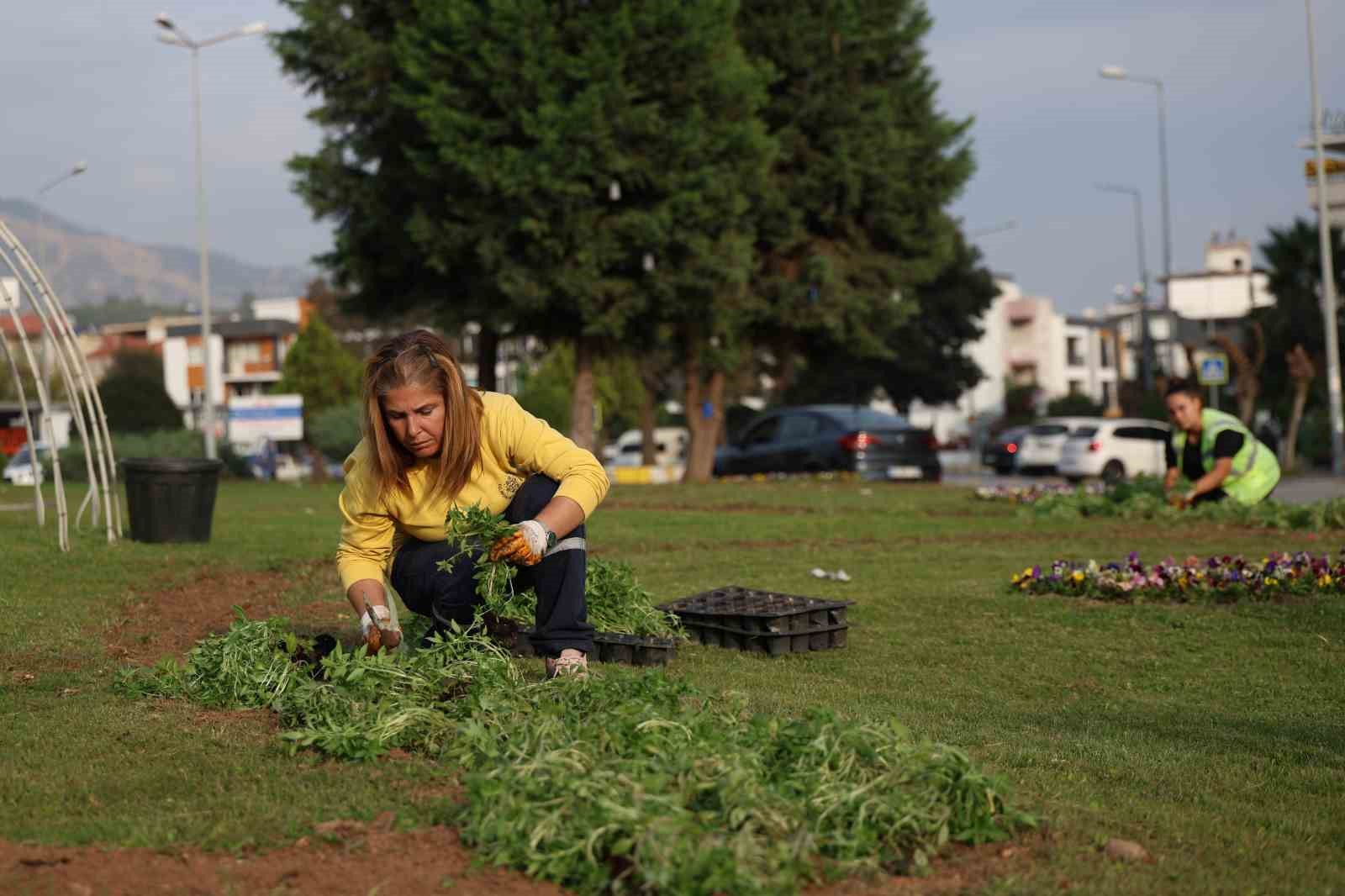 Aydin Rengarenk Ciceklerle Bezeniyor C2218F725B4285Fbef83B7358320B328