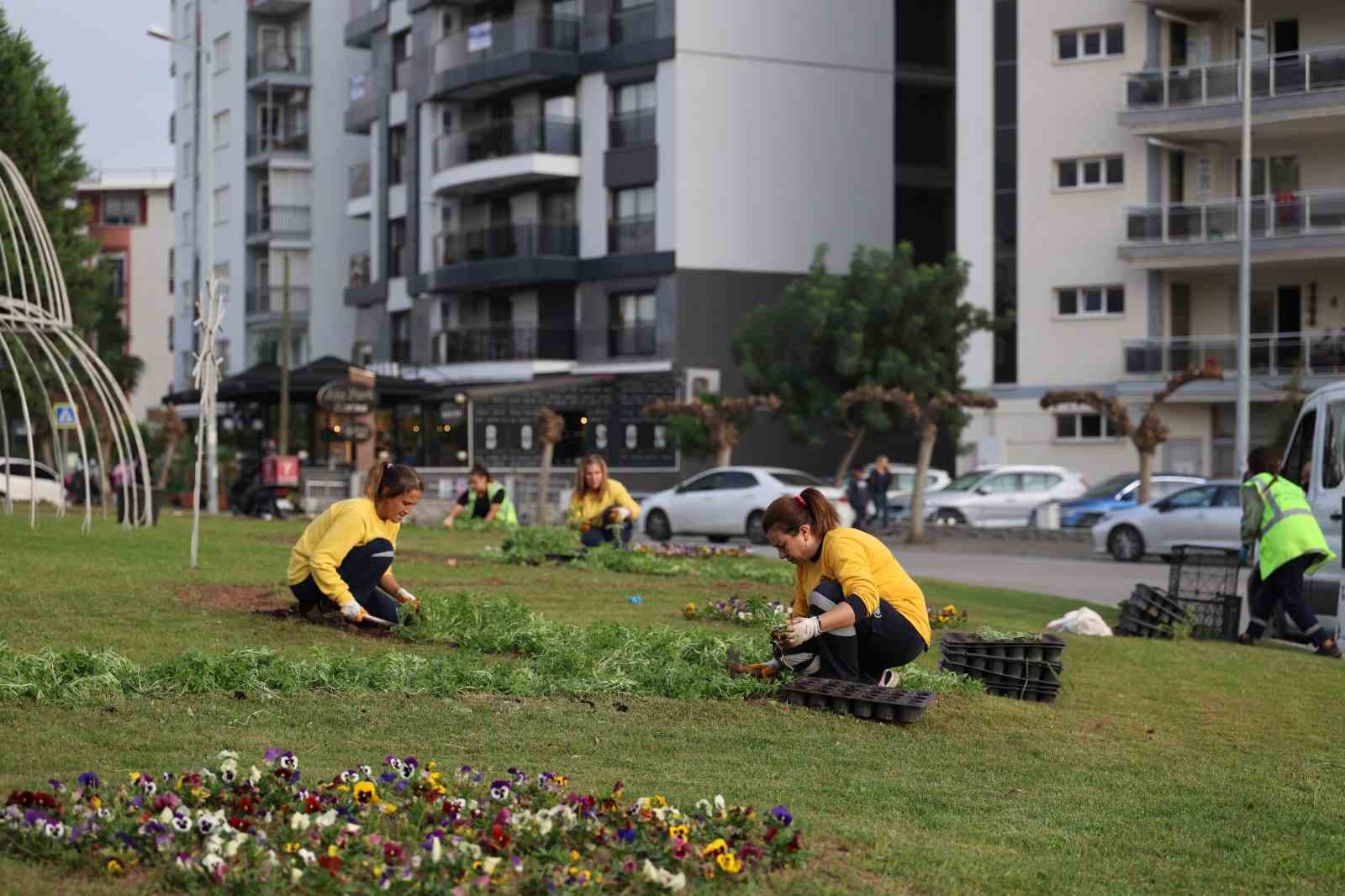 Aydin Rengarenk Ciceklerle Bezeniyor E28Ad29E48Ee2Bd6C50Ffea8438307F7