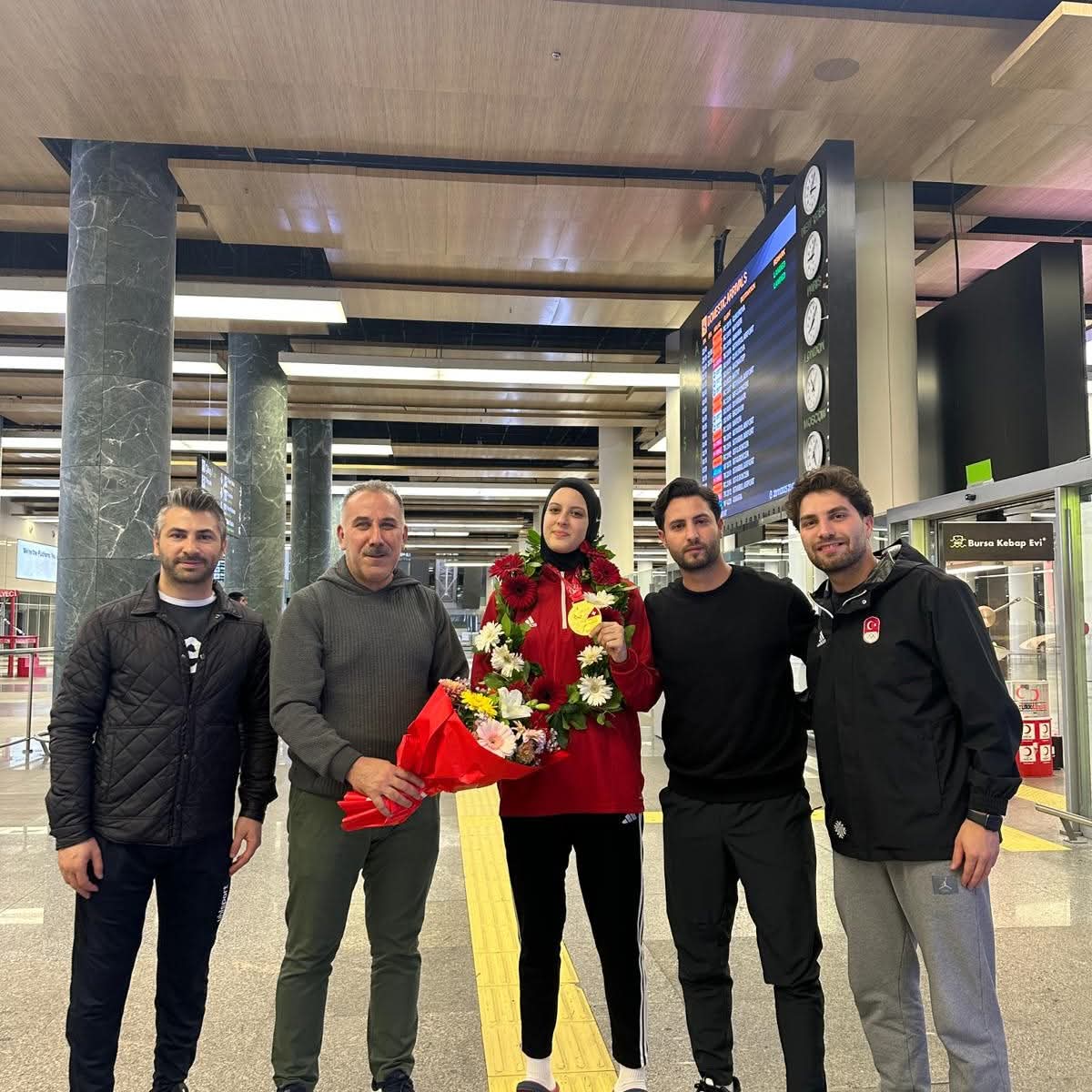 Aydinli Sampiyon Tekvandocu Havalimaninda Alkislarla Karsilandi 615995 1Df4F3Cb615Af9D1C62Ed95Aa0Dc39Cf