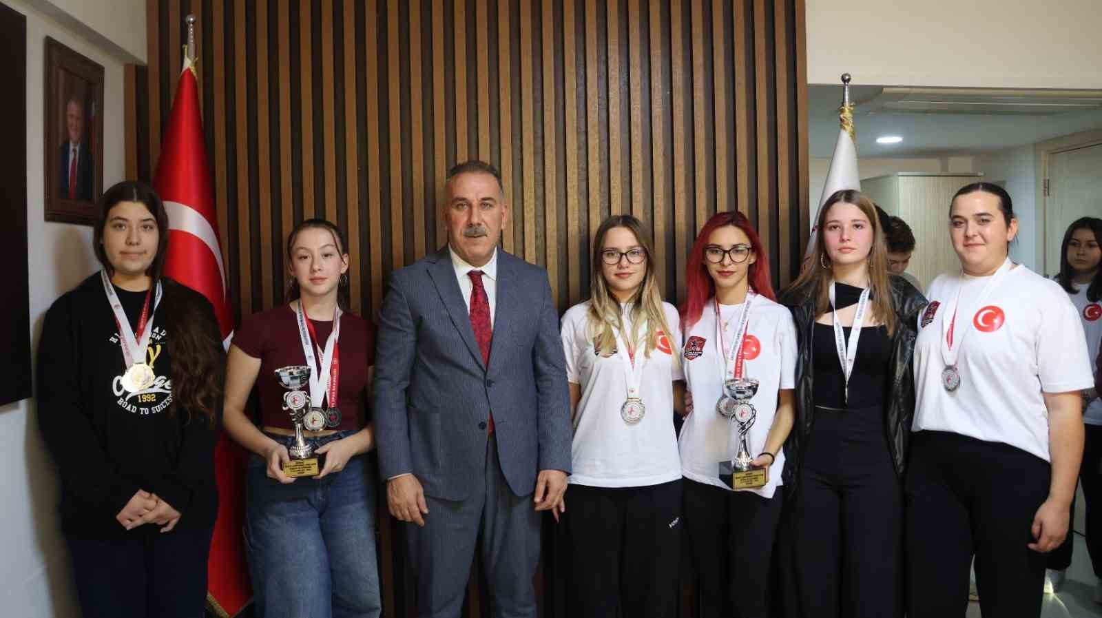 Aydinli Sporcular Sampiyonaya Damga Vurdu 46A639Ed241E9F05033Ecc8Ae39A4Af6