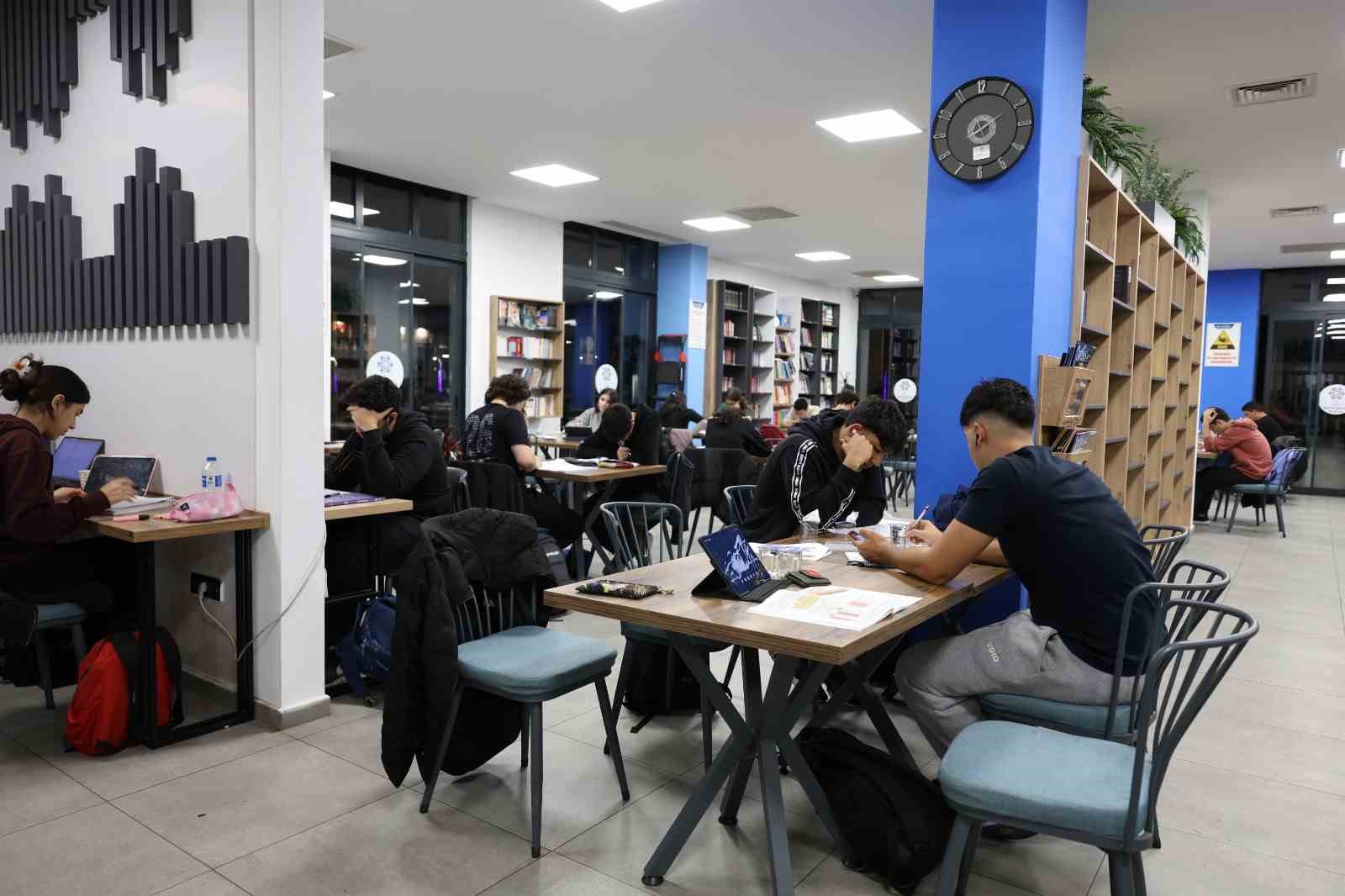 Baskan Cercioglu Genclerimizin Egitim Yolculugunda Yanlarinda Olmaya Devam Edecegiz 4D2A2D36796D24A2803815F8F876Ce6F