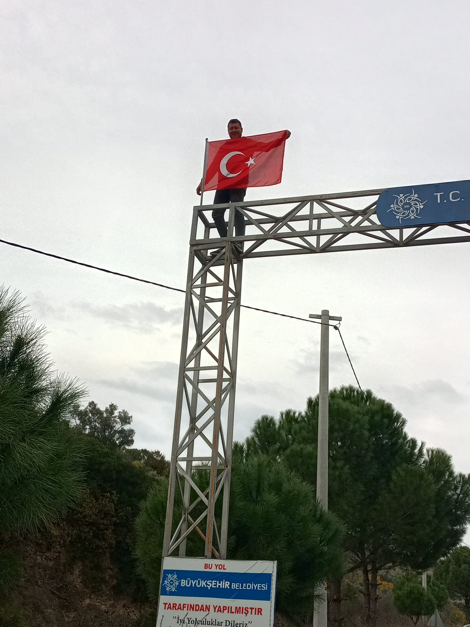 Bayrak Icin Toteme Tirmandi Ayyildiz Bayrak Icin Canim Feda 617134 C803E1F3957Fea626Dc5F35A5A9F4Ee1