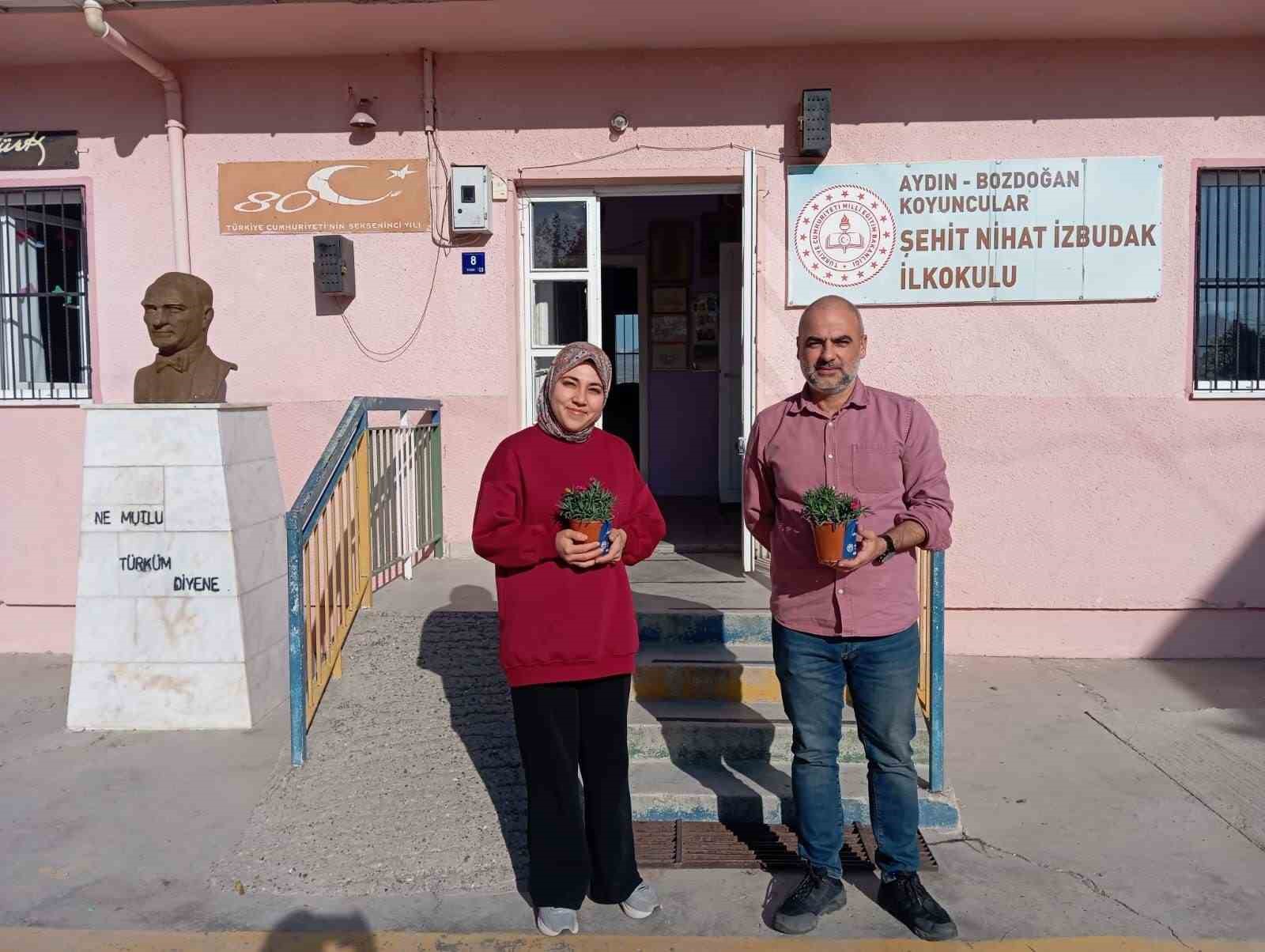 Bozdogan Belediyesinden Ogretmenlere Karanfil Cicegi 48E80813775Eaddfd67D1F99D514D282