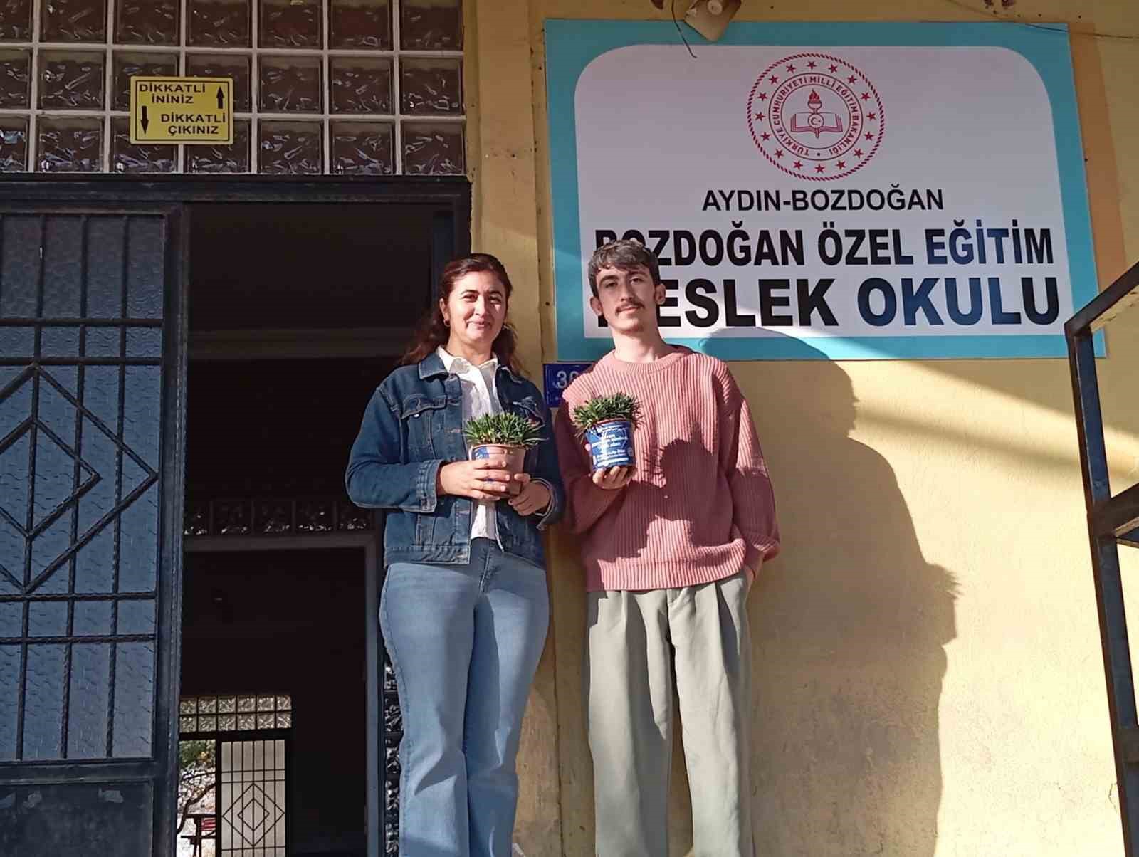 Bozdogan Belediyesinden Ogretmenlere Karanfil Cicegi E25F381F858812967378D89C6Cb16585