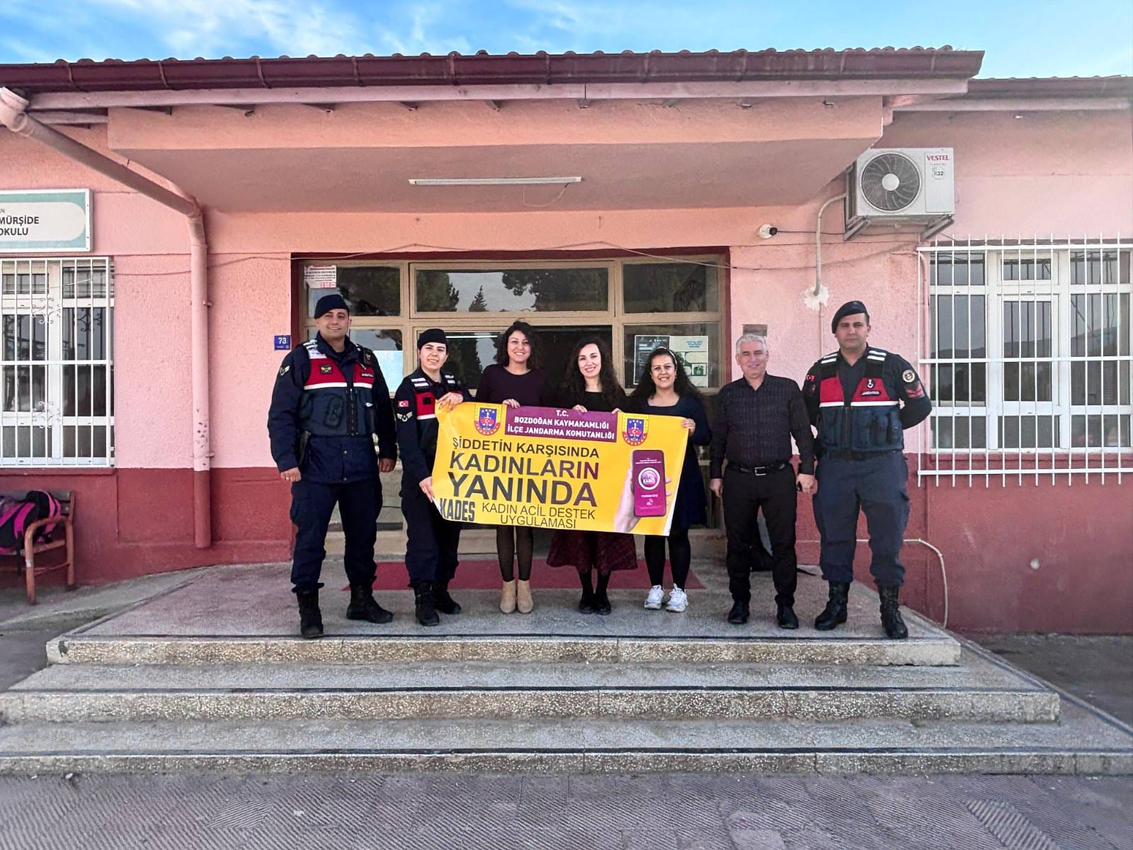 Bozdoganda Anlamli Ziyaret Jandarma Ogretmenler Gununu Unutmadi 616427 E3De56Dec33F7398A7032Eb676C617D2