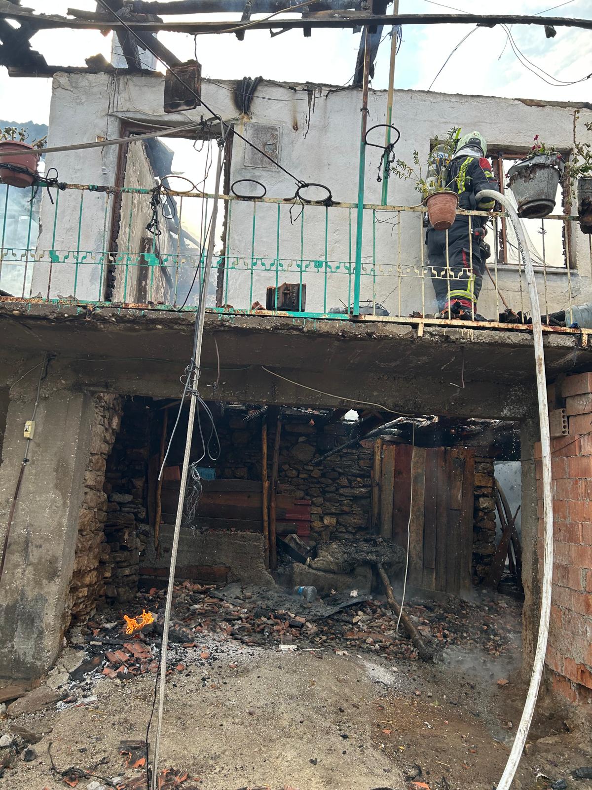 Bozdoganda Iki Ev Kule Dondu Yangin Kontrol Altina Alindi 612621 C171031D19Cf00334B478B1B78047546