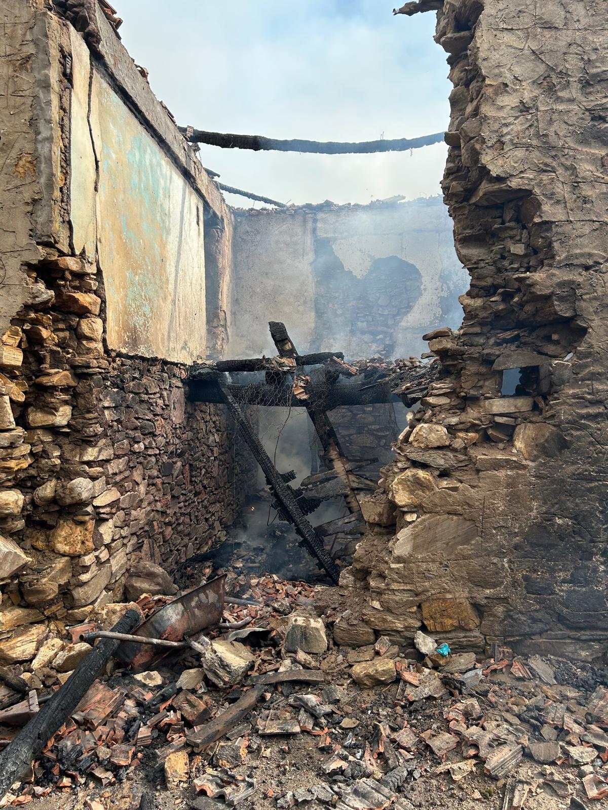 Bozdoganda Iki Ev Kule Dondu Yangin Kontrol Altina Alindi 612621 F8897Ccbc35F0Bd4Eb575B384E1F7Da2