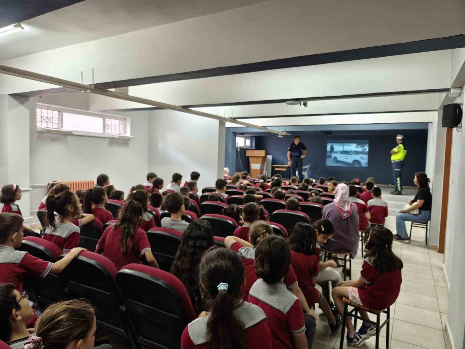 Buharkentte Jandarma Minik Ogrencilere Gorevlerini Anlatti 1A0B6697Dd08249E073415F6D5983Cba