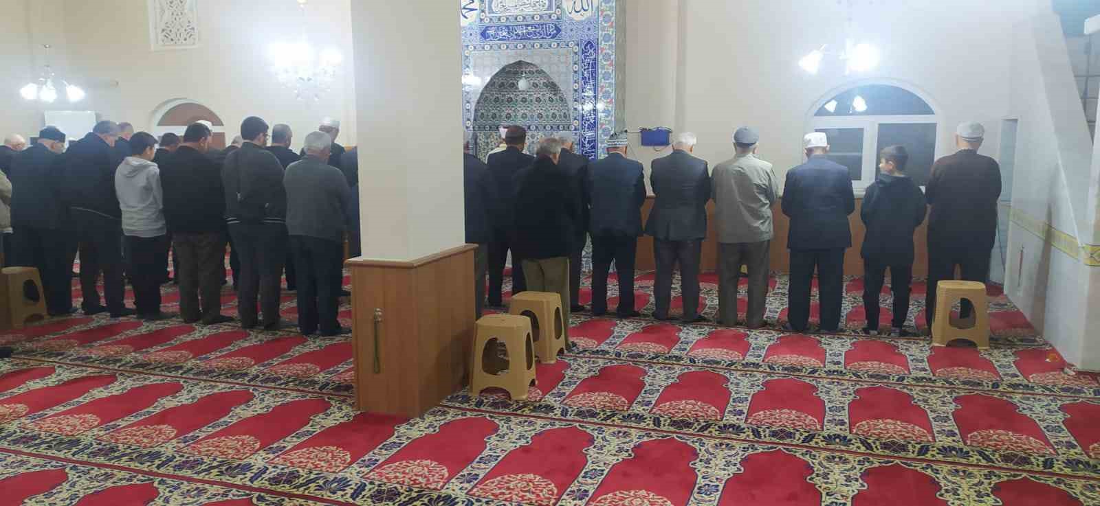 Cemaat Mutaflar Camiinde Vatandaslar Sabah Namazinda Bir Araya Geldi 6Afb043B293F605Cb90B4142427E9E43