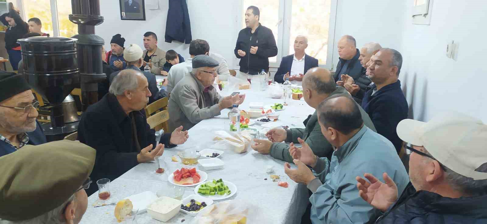 Cemaat Mutaflar Camiinde Vatandaslar Sabah Namazinda Bir Araya Geldi 893F11E1F0E181378F5C288De9064B57