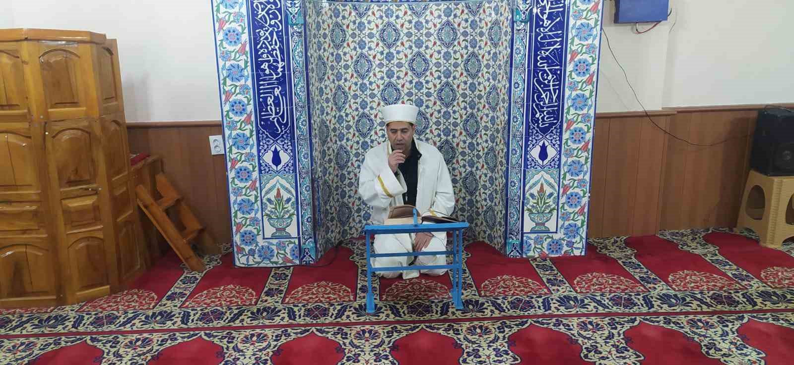 Cemaat Mutaflar Camiinde Vatandaslar Sabah Namazinda Bir Araya Geldi 94290F71Ddfc248C76520Ce5503Be827