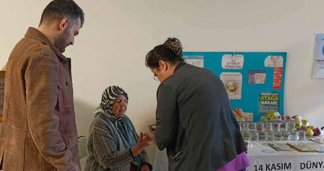 Cinede Diyabet Farkindaligi Icin Kan Sekeri Olculdu 6F7584A95Faeb73A6Bf1D15D6840Fc43