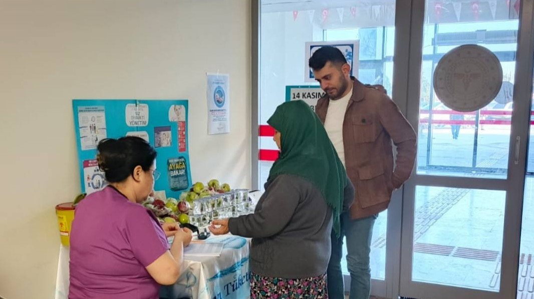 Cinede Diyabet Farkindaligi Icin Kan Sekeri Olculdu Cc2253016A6Cd26C96Ec797E1Aa498Bd