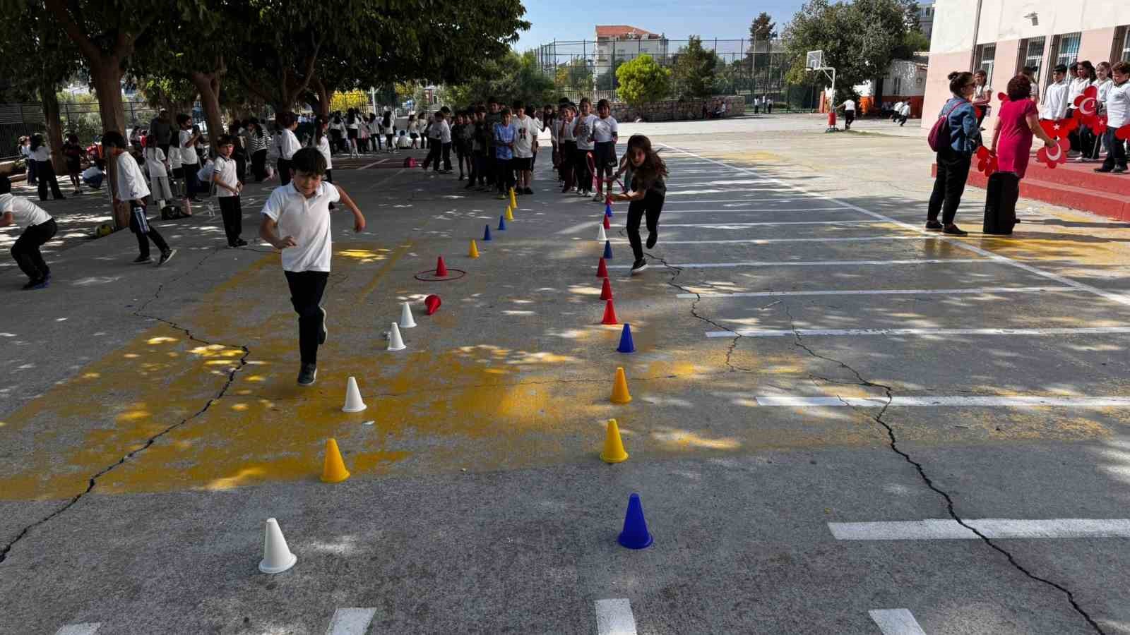 Cocuklar Hem Egleniyor Hem Sporu Seviyor 0F5D9Cf94Cd2387Daa820754672Dfa91